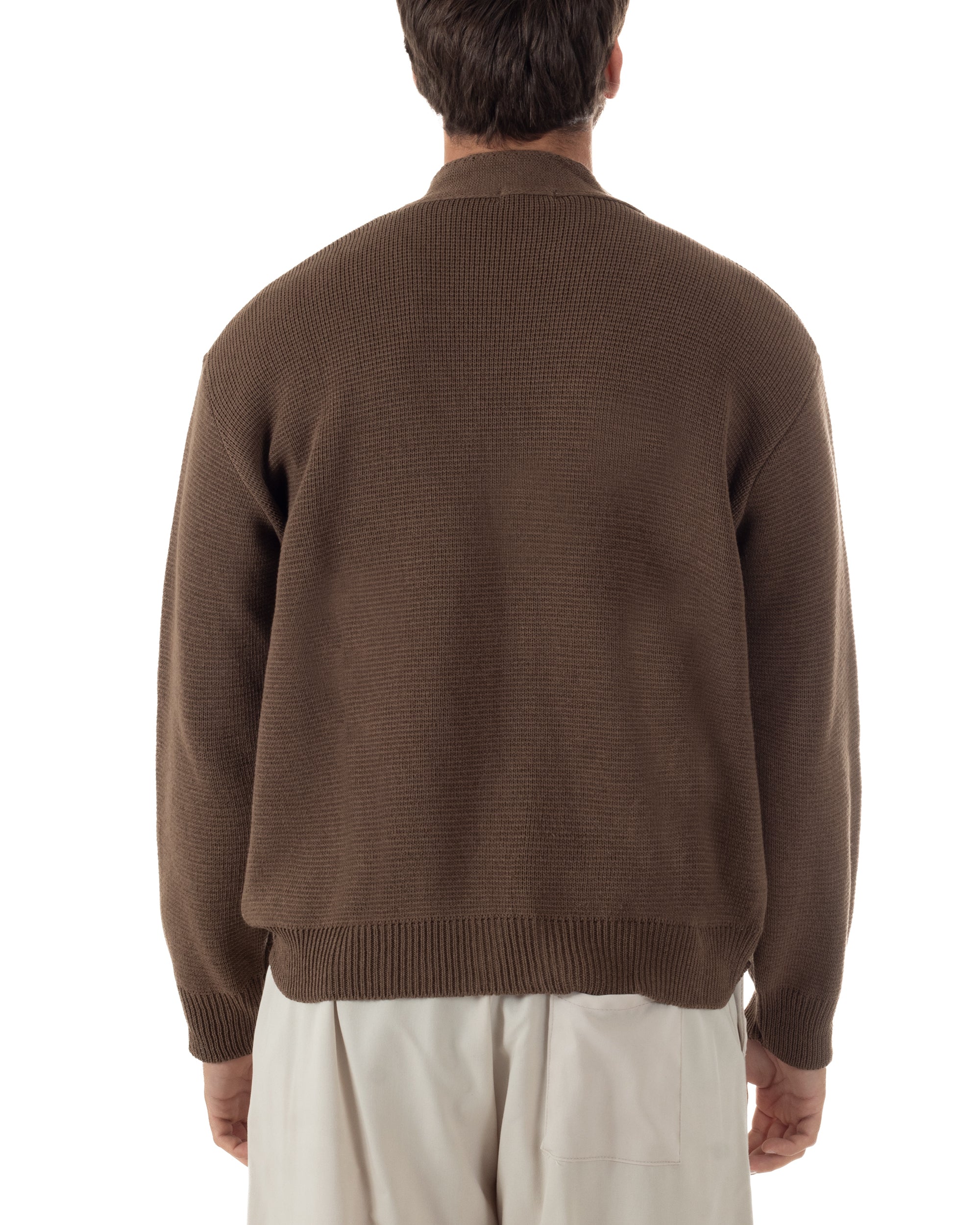 Vista posteriore cardigan uomo marrone cropped boxy fit spalla scesa