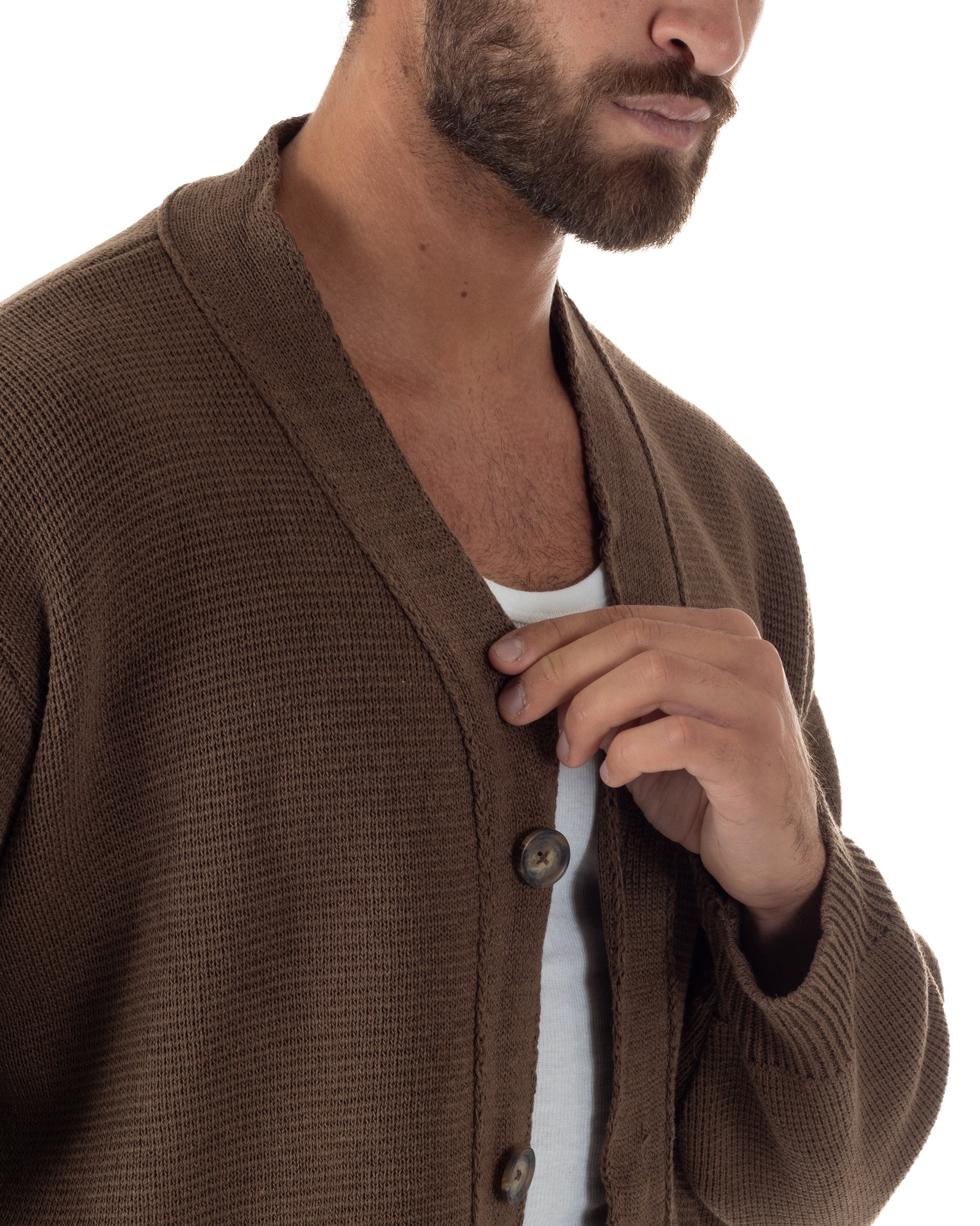 Dettaglio scollo v e bottoni cardigan marrone cropped boxy fit uomo