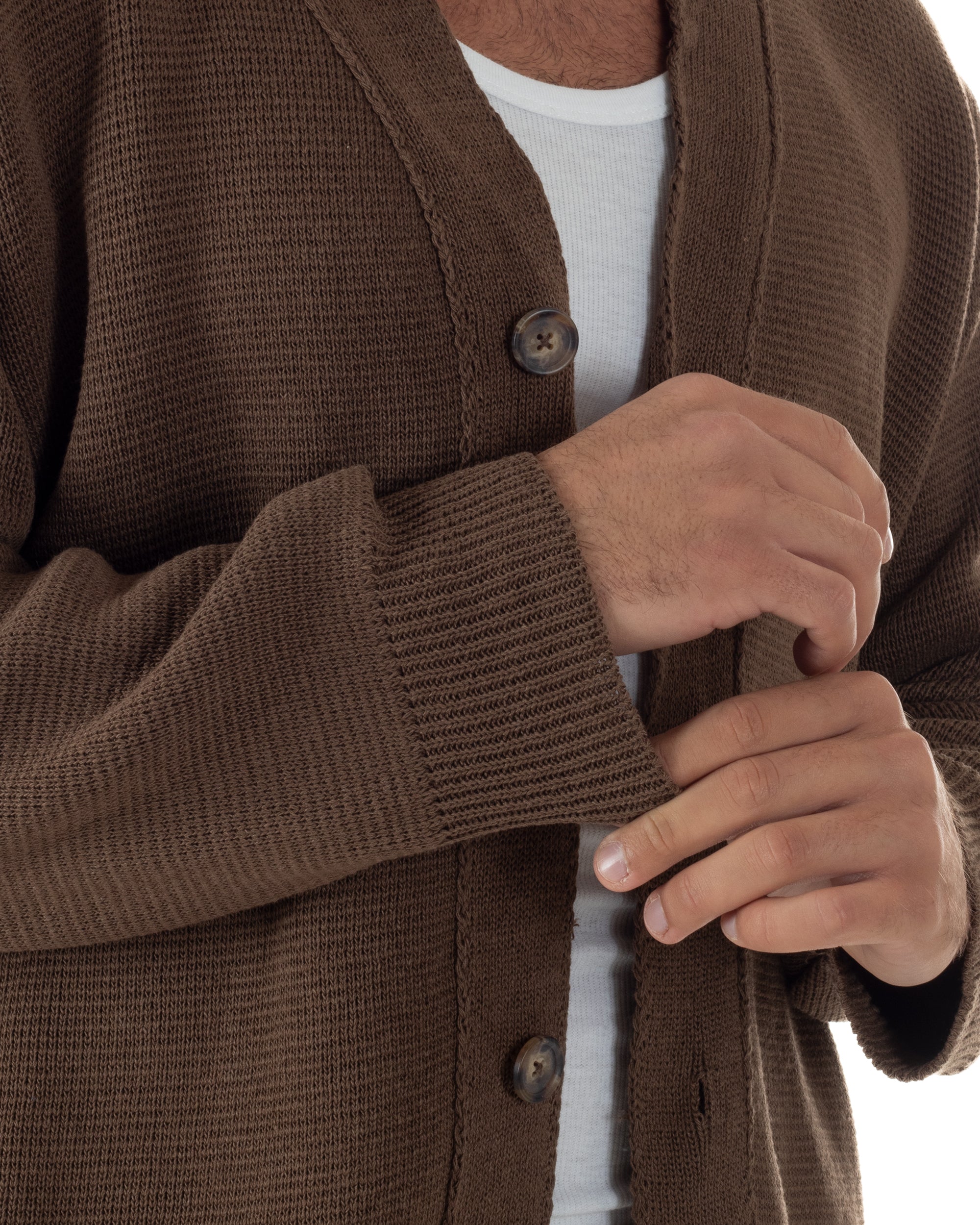 Dettaglio maglia filo e texture cardigan marrone cropped 50% cotone uomo