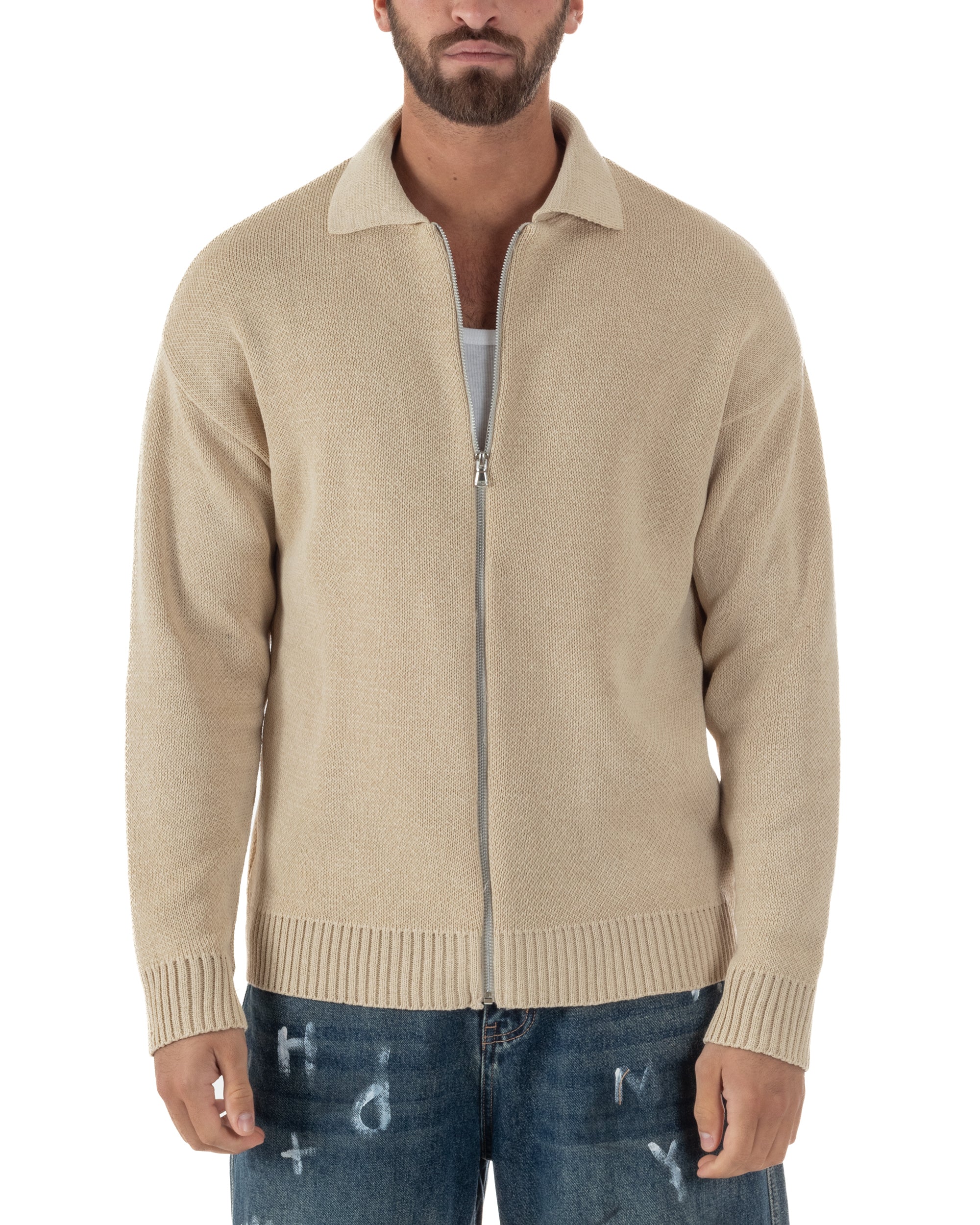 Vista frontale cardigan beige colletto zip spalla scesa uomo