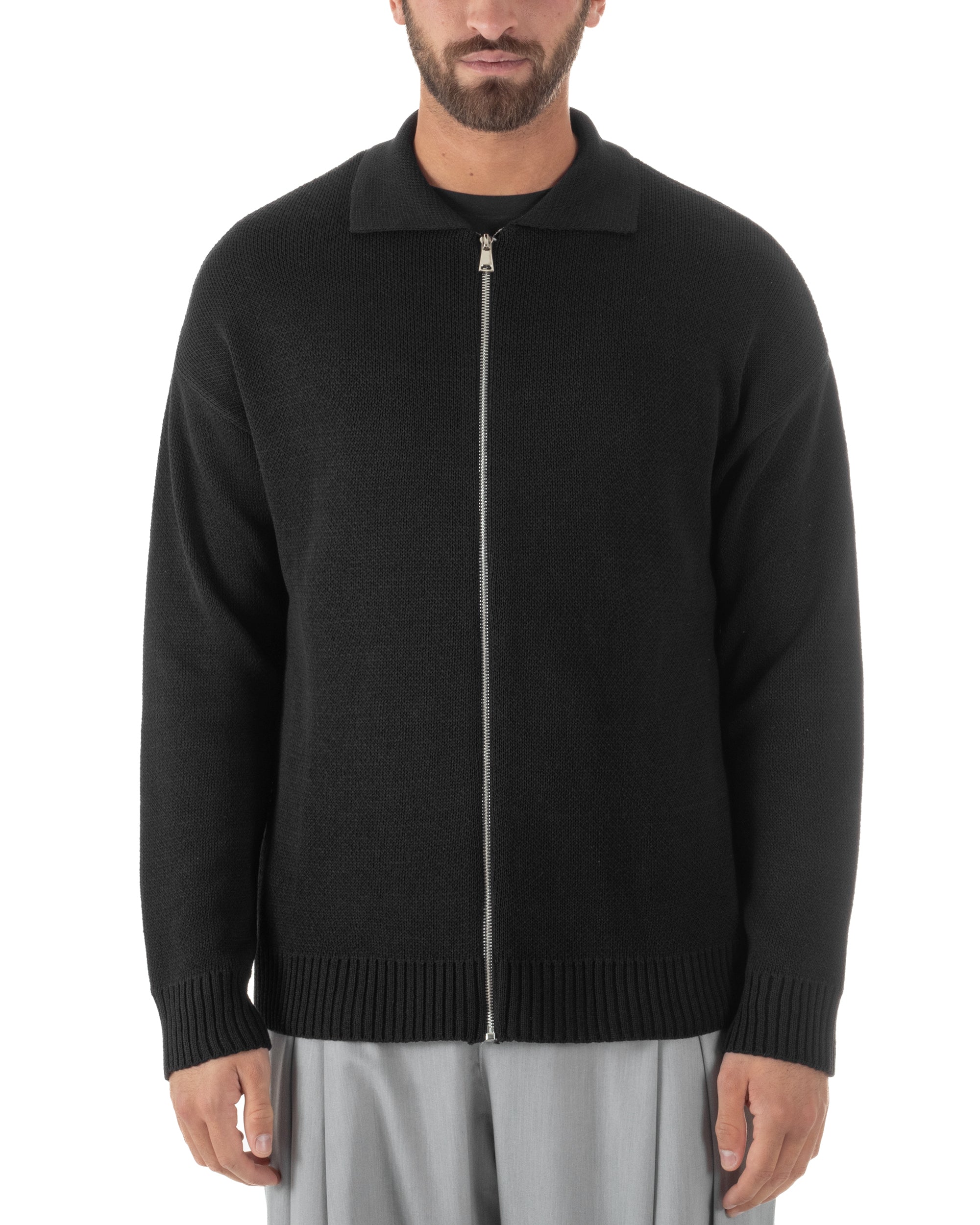  Dettaglio spalla scesa cardigan nero zip maglia uomo