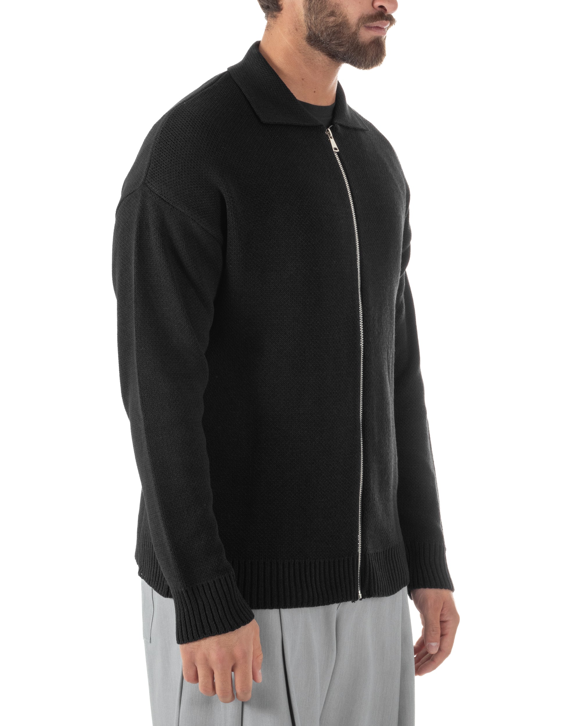 Dettaglio maniche lunghe cardigan nero maglia filo uomo