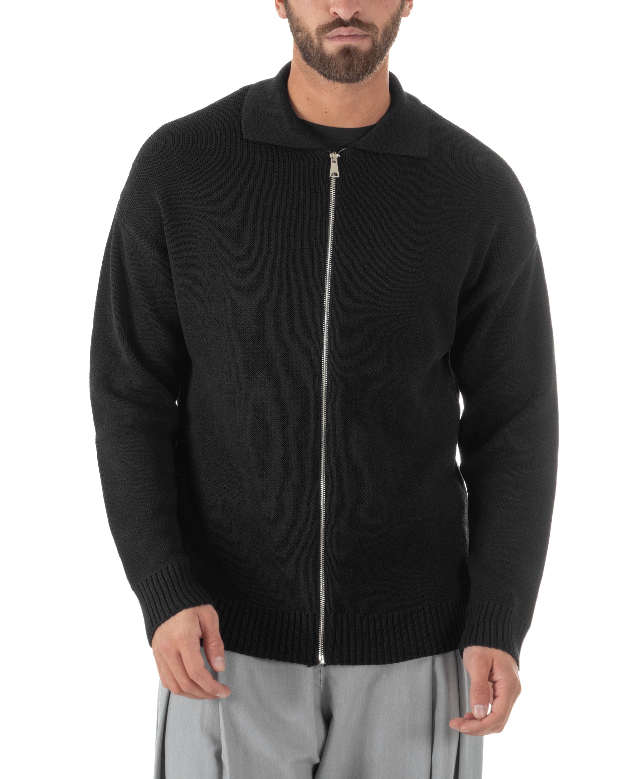 Vista frontale cardigan nero colletto zip spalla scesa uomo