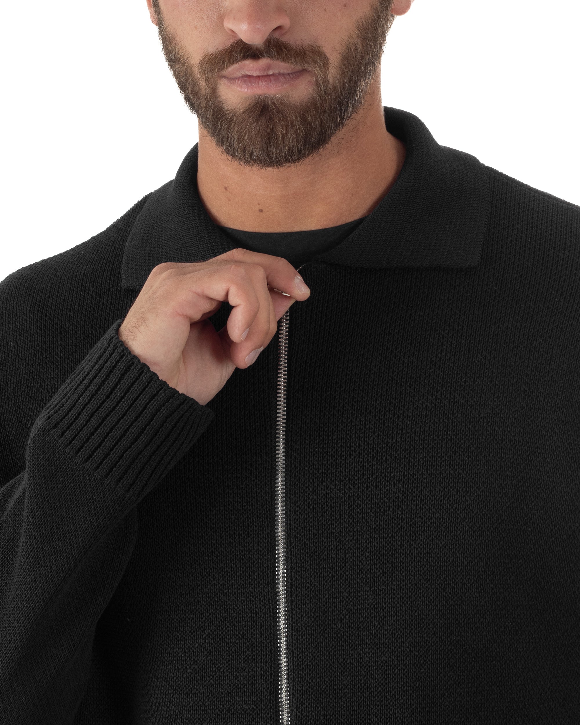 Dettaglio colletto e zip cardigan nero maglia filo uomo
