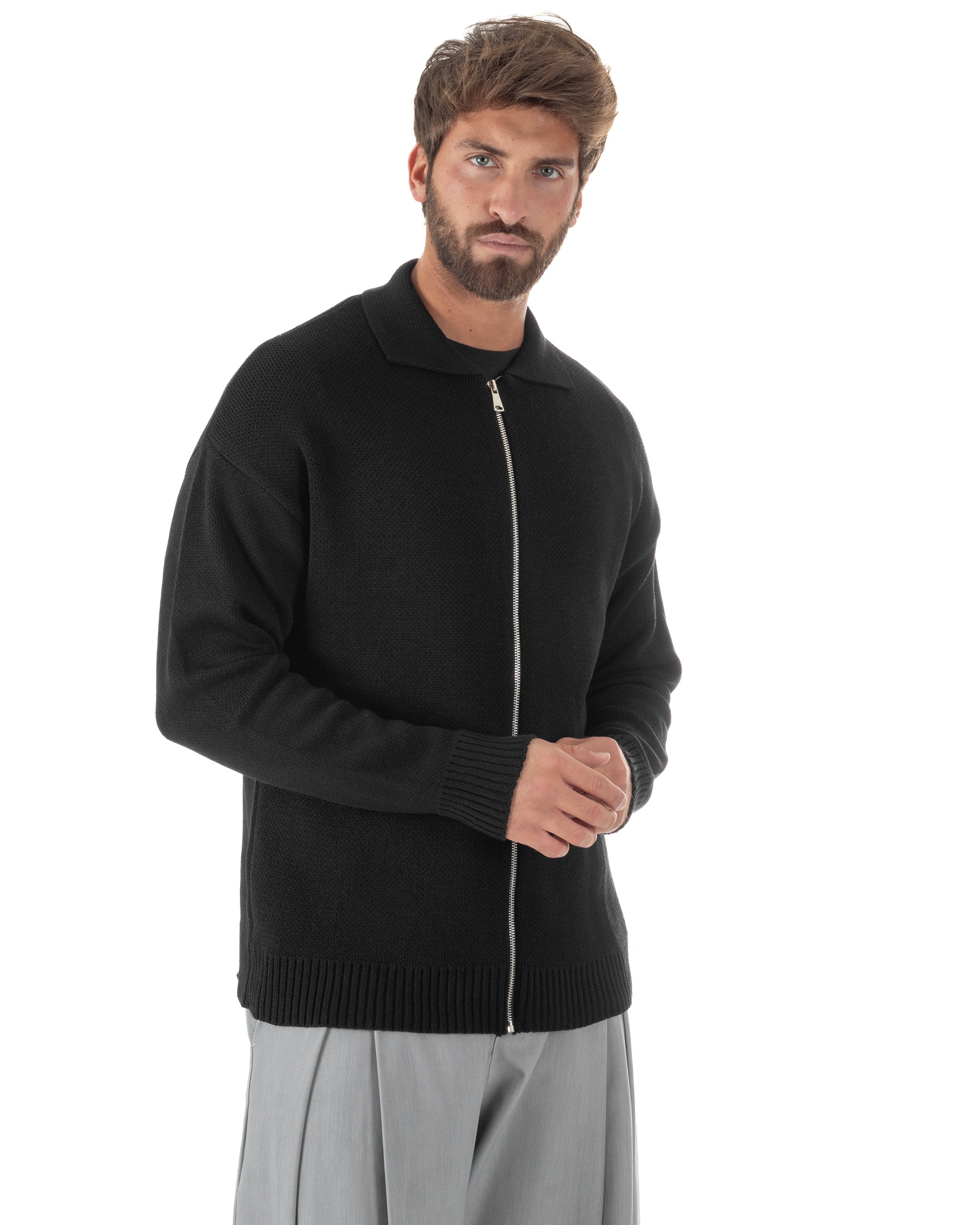 Vista laterale cardigan uomo nero colletto zip maglia