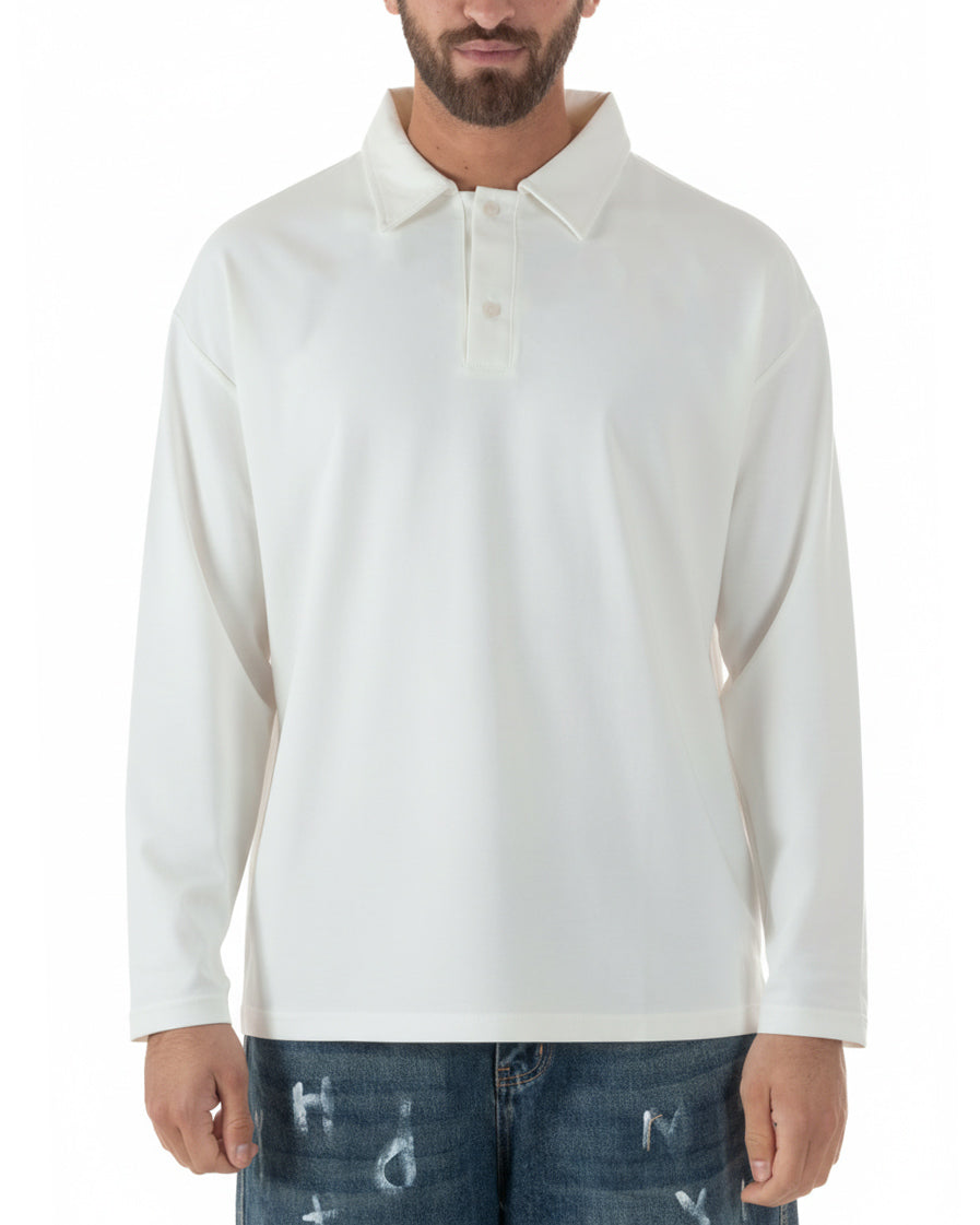 Vista frontale polo bianco oversize manica lunga colletto 2 bottoni uomo