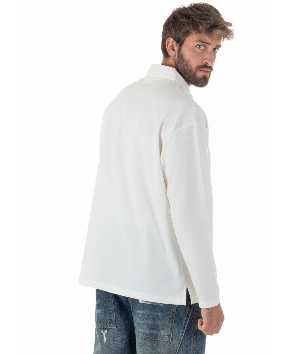 Dettaglio spacco laterale fondo polo bianco oversize manica lunga uomo