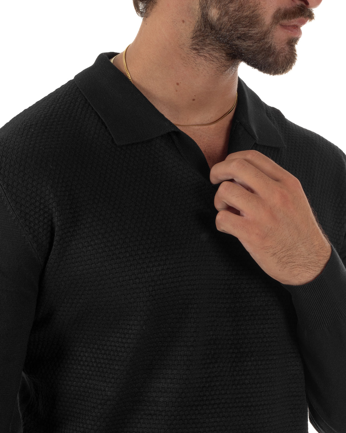 Dettaglio dello scollo a V e del colletto polo sul maglioncino GIOSAL