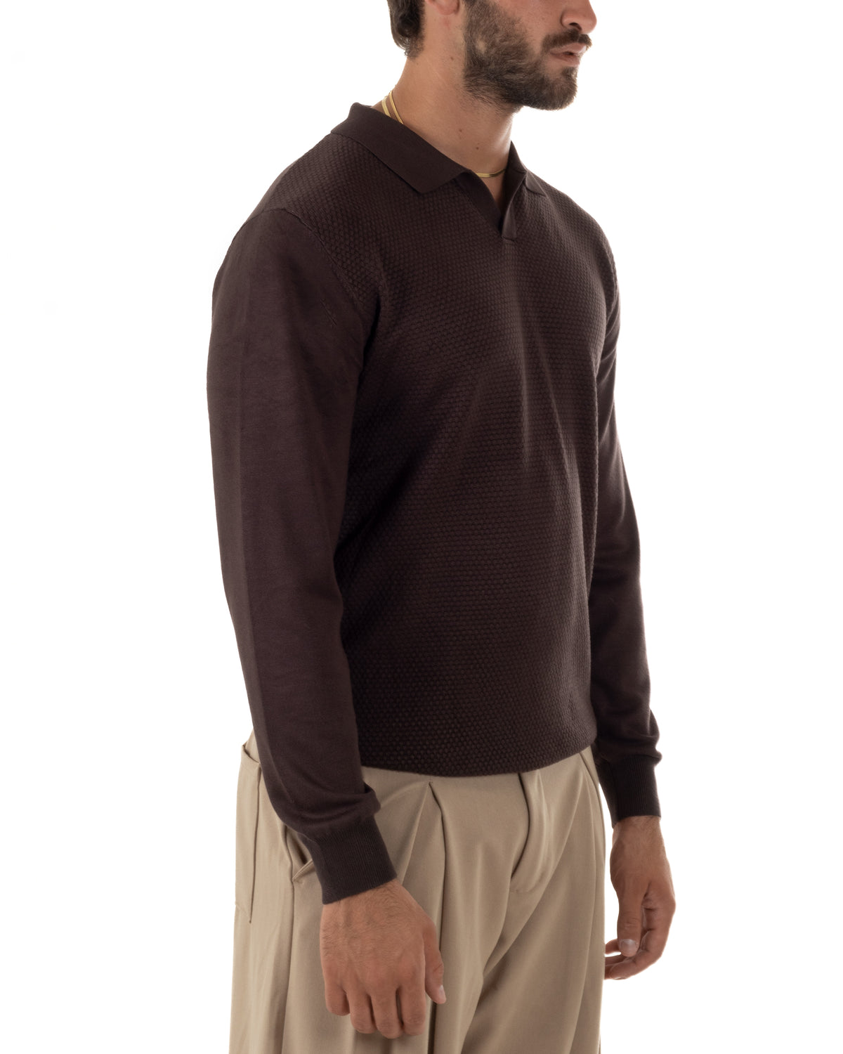 Maglioncino uomo marrone in maglia nido d’ape dal design elegante e versatile