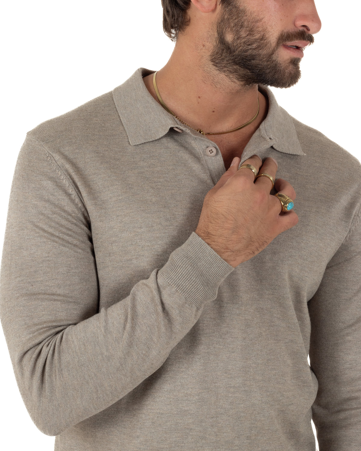 Dettaglio del colletto polo sul maglioncino uomo beige

