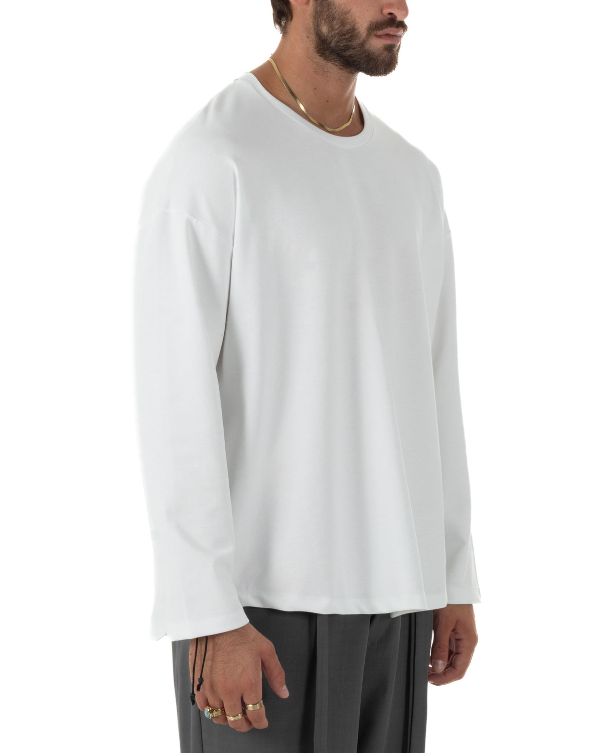 maglia a maniche lunghe, stile contempoeraneo ed urban,spalle morbide e manica ampia  