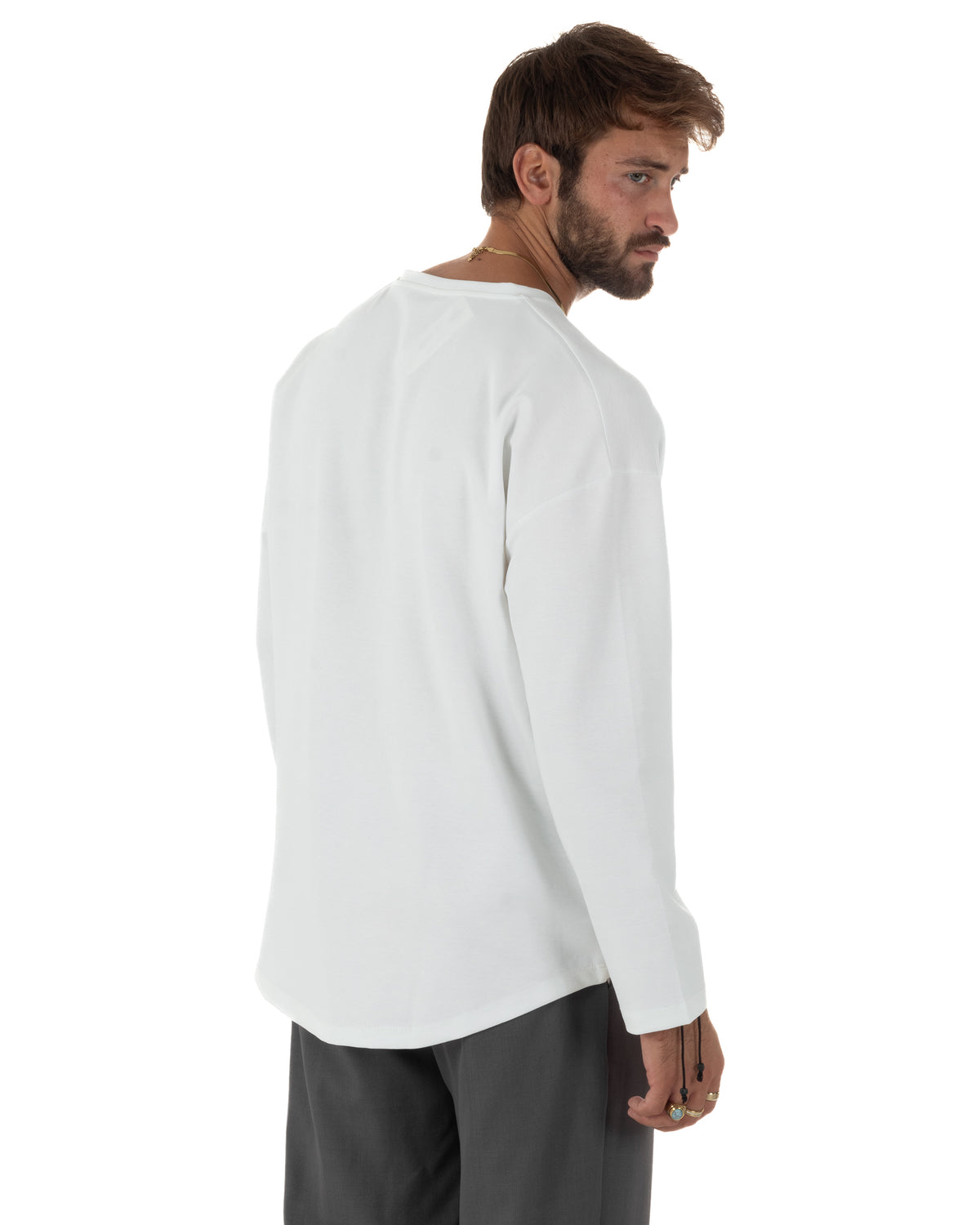 Maglia uomo manica lunga dal taglio oversize, con girocollo semplice, spalle scese e fondo dritto, ideale per outfit casual e streetwear.