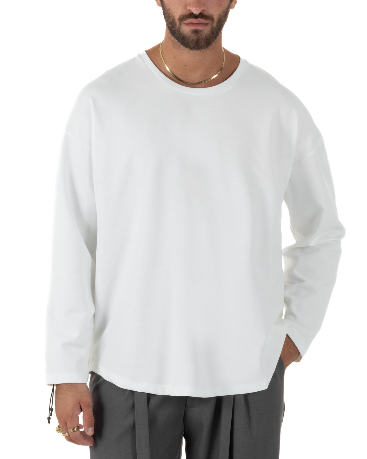 Maglia uomo oversize a maniche lunghe con spalle scese, girocollo pulito e fondo dritto dal design minimal.