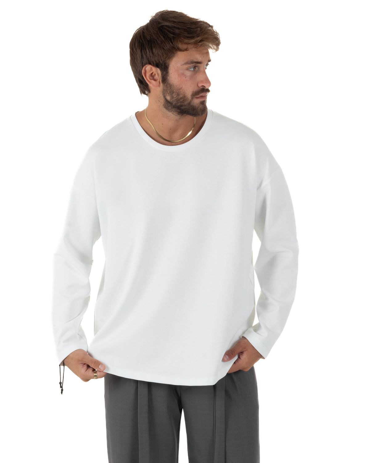 Maglia uomo girocollo a maniche lunghe, caratterizzata da vestibilità oversize, linea morbida e spalle scese per un look urban rilassato.