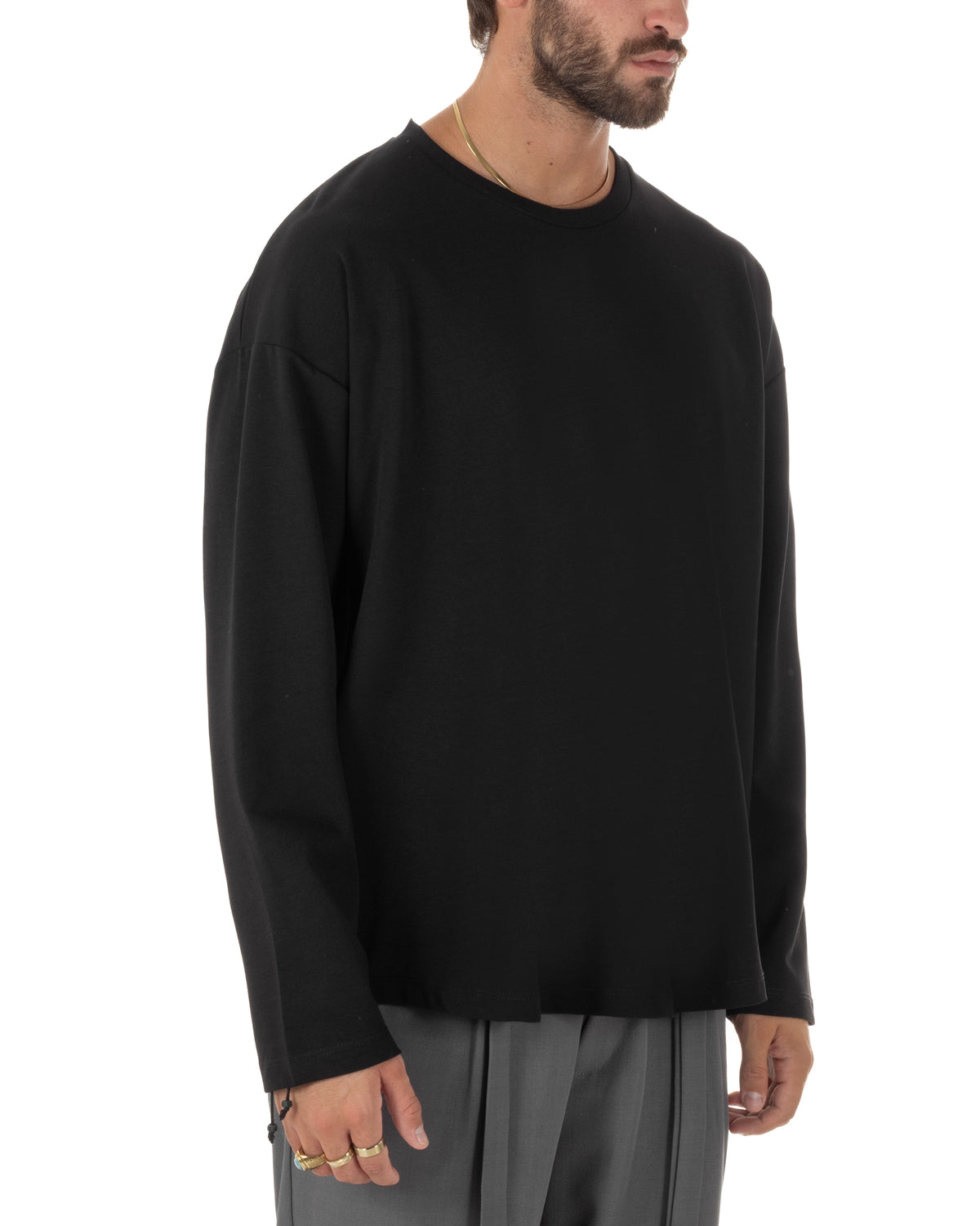 Longslive nera uomo dallo stile minimal econtemporaneo. caratterizzata da un taglio over e boxy
