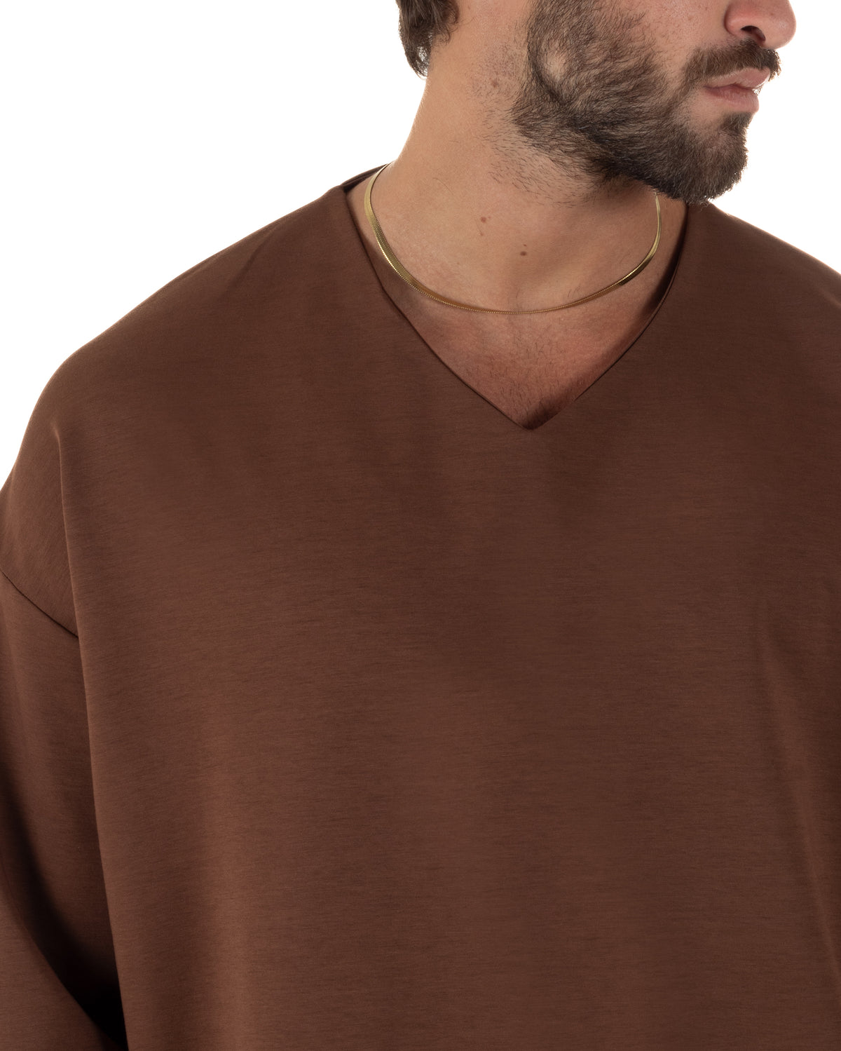 Dettaglio dello scollo a V sulla maglia marrone GIOSAL