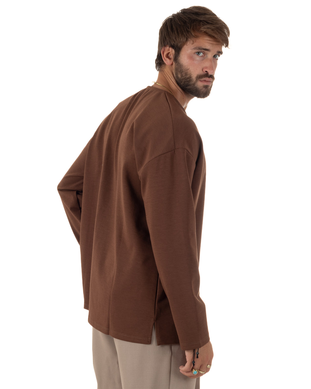 T-shirt uomo marrone dal taglio ampio e design essenziale