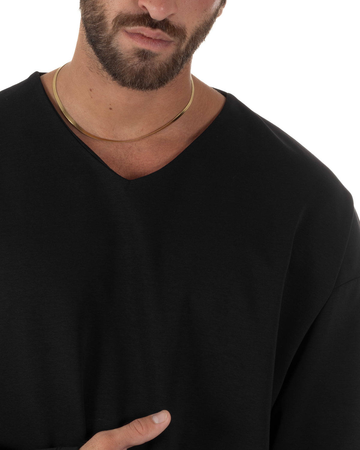 Dettaglio dello scollo a V sulla maglia nera GIOSAL