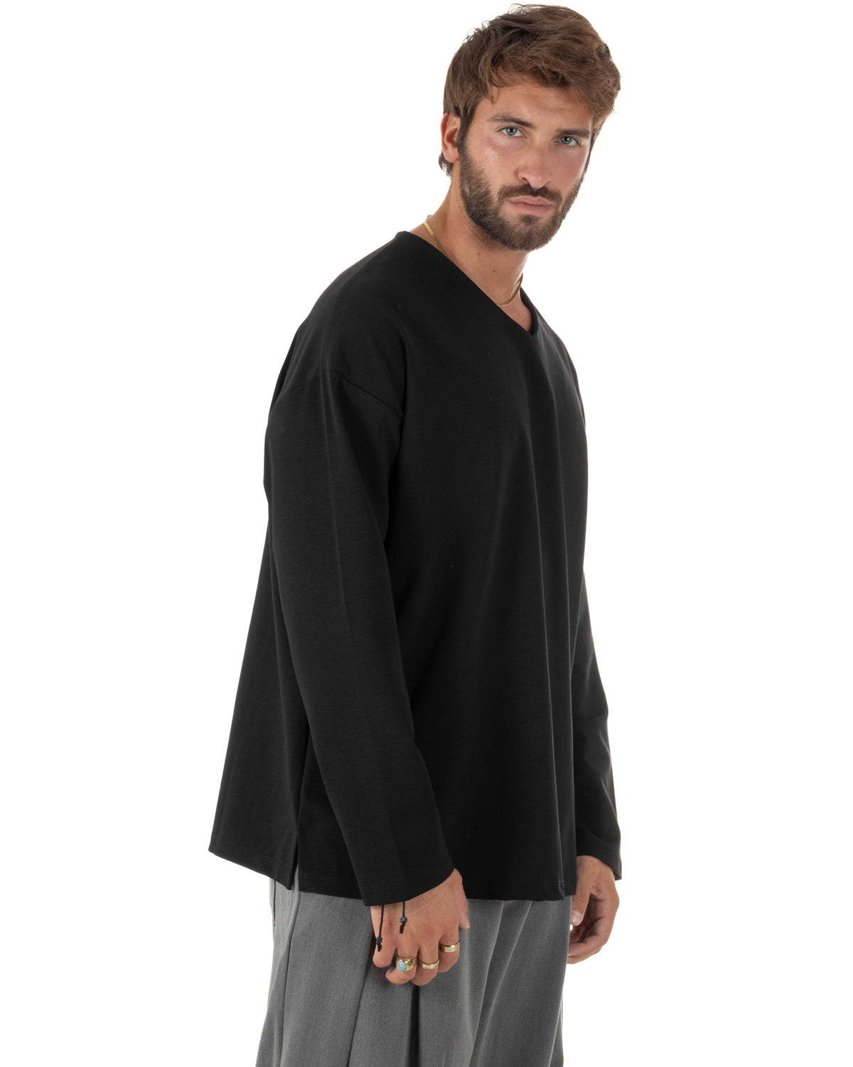 T-shirt uomo nera dal taglio ampio e design essenziale
