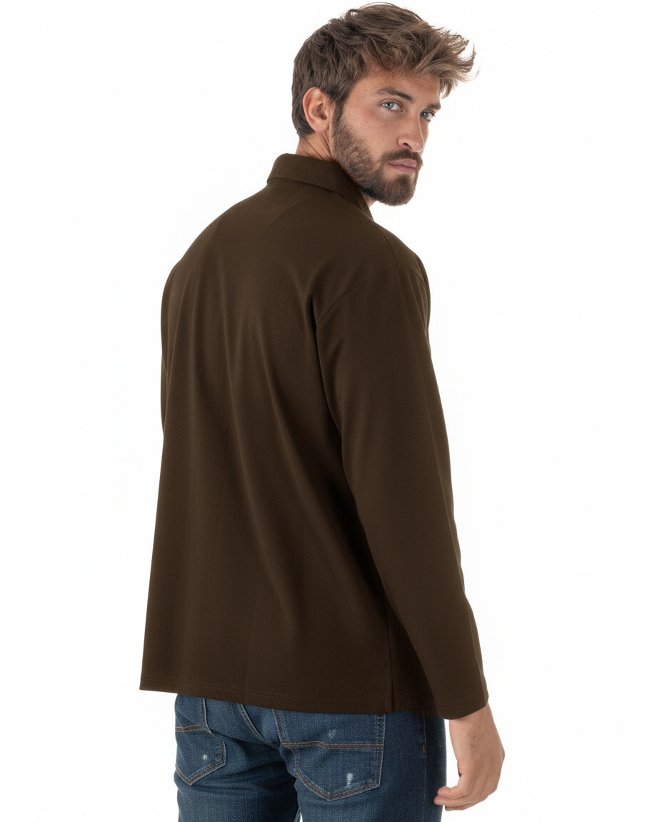 Polo marrone GIOSAL indossata di lato, con spalla scesa e piccolo spacco sul fondo.