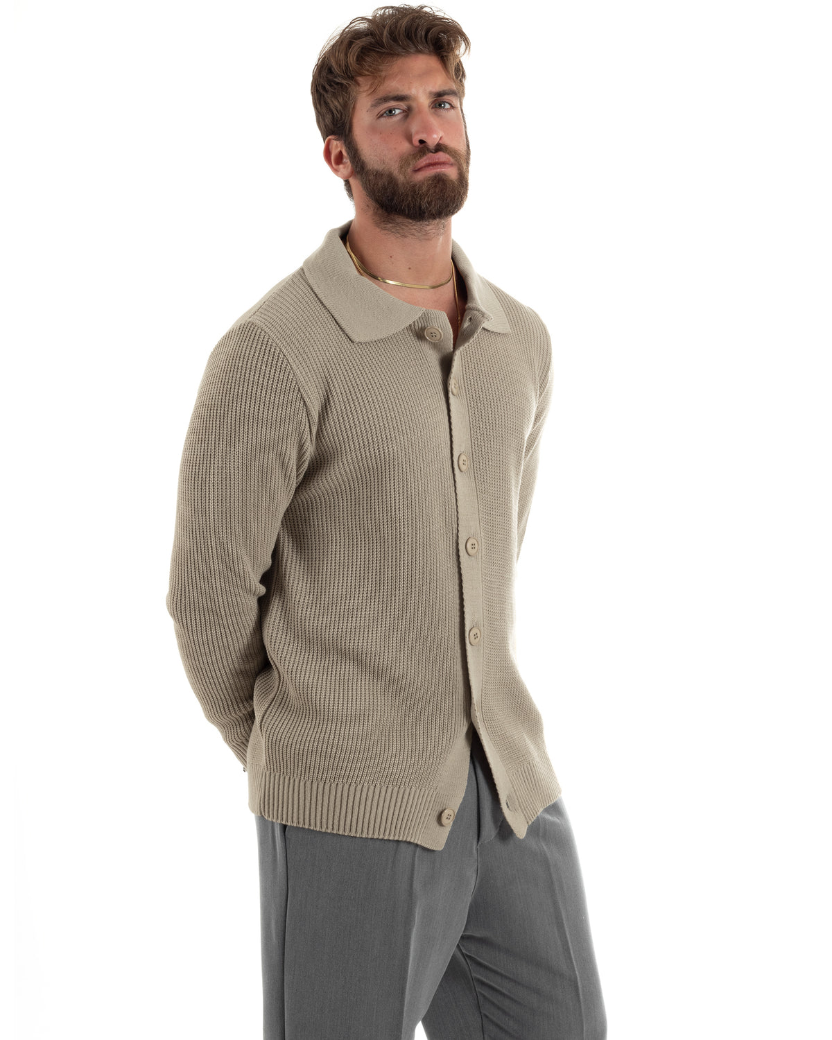 Cardigan GIOSAL regular fit indossato di tre quarti,