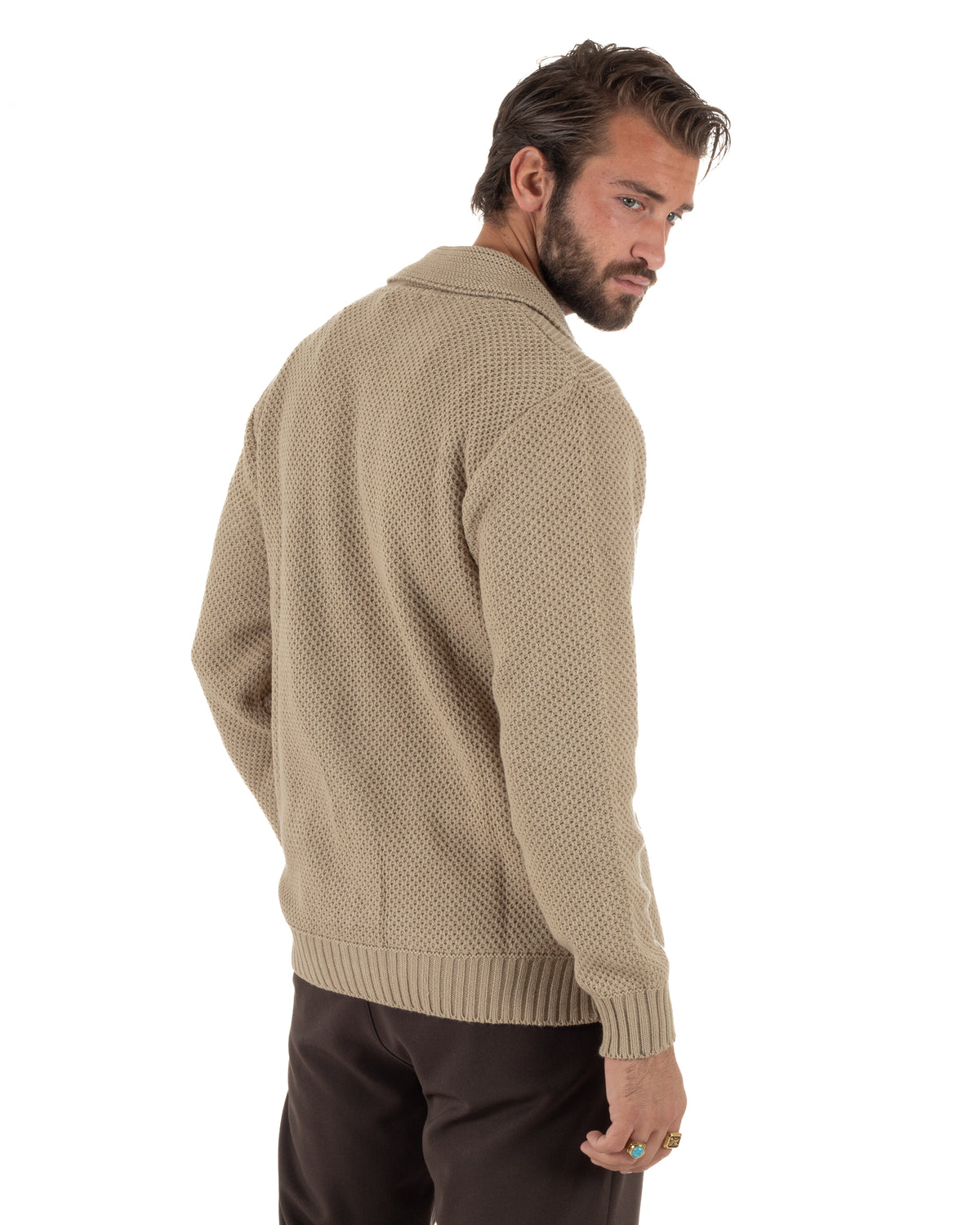 Lavorazione a nido d’ape su schiena e maniche del cardigan beige, con fondo e polsini a costine.