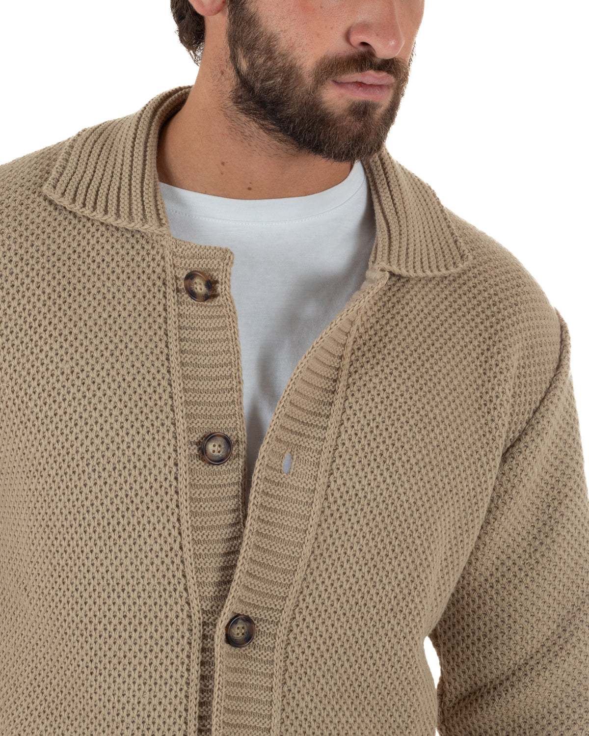 Colletto a coste, bottoni effetto tartaruga e trama in rilievo del cardigan beige, mostrati da vicino.