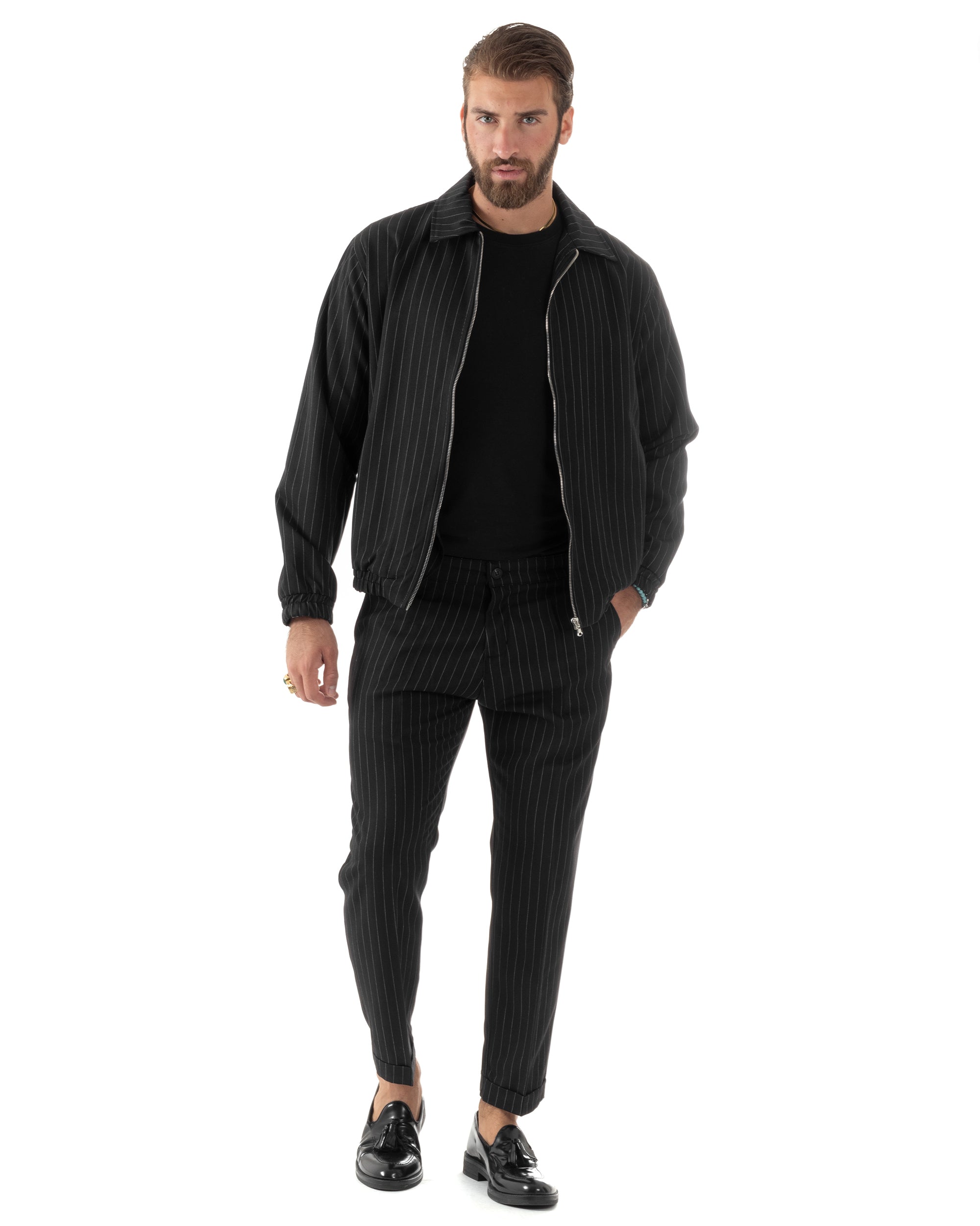 Completo Gessato Set Coordinato Uomo Viscosa Rigato Giacca Con Zip Pantalone Con Tasche America Con Risvolto Regular Fit Casual Nero GIOSAL-OU2480A