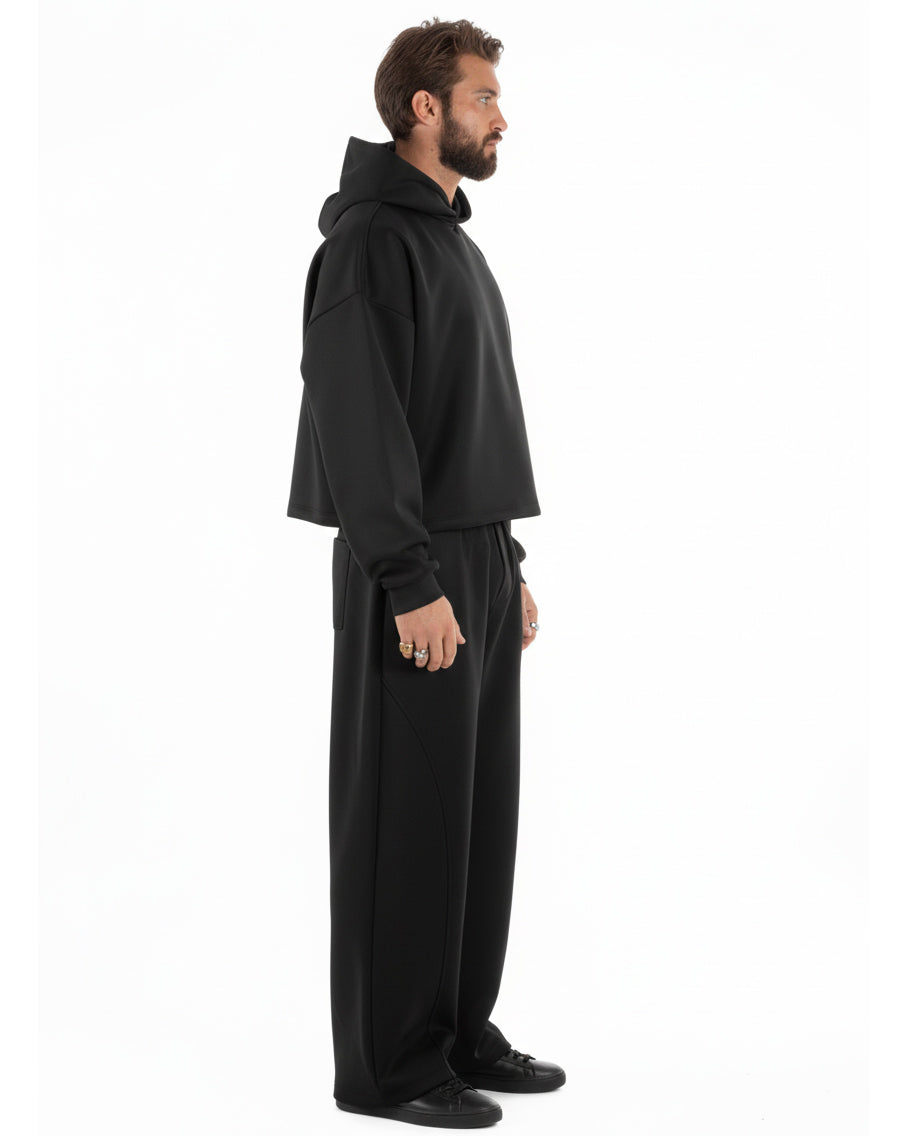 Vista completa coordinato uomo nero felpa crop pantaloni baggy viscosa