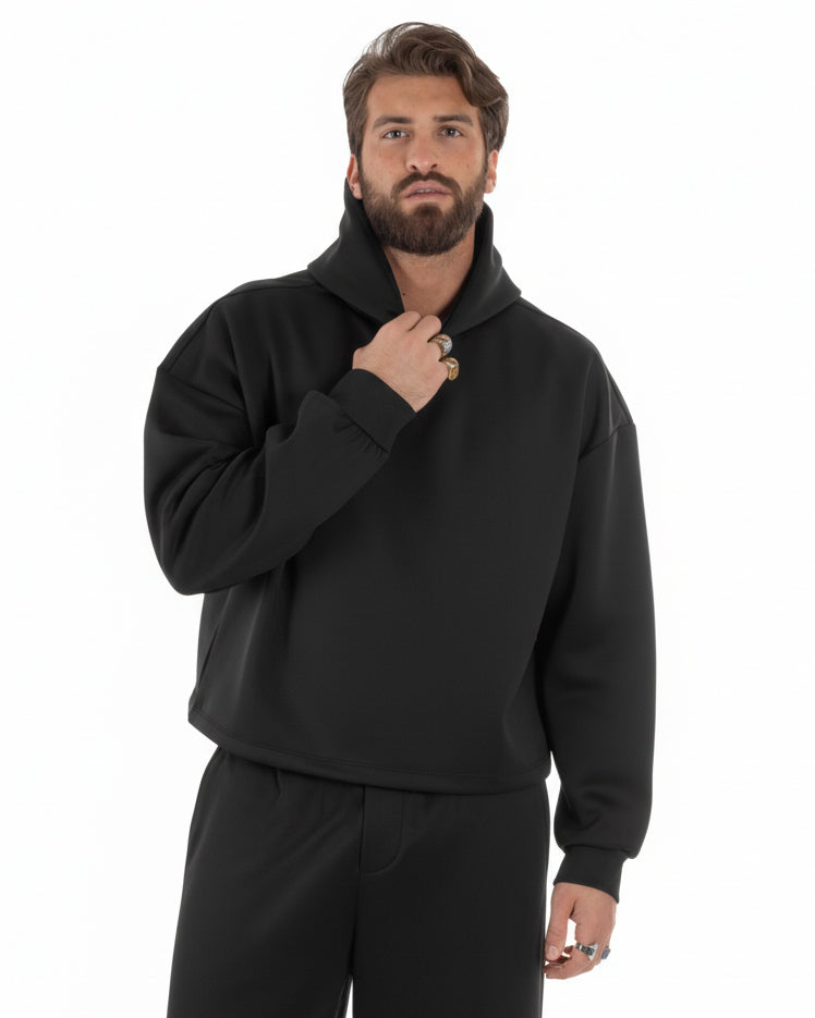 Dettaglio felpa boxy crop nero con cappuccio senza lacci casual