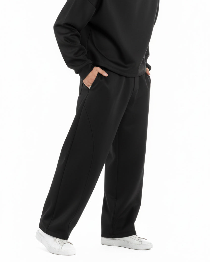 Dettaglio pantaloni baggy nero con elastico in vita e coulisse