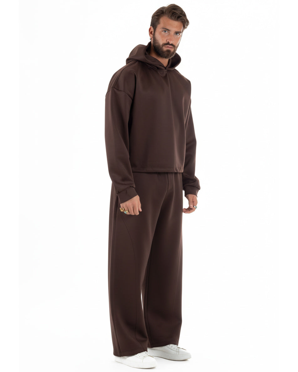 Vista laterale coordinato uomo marrone felpa boxy crop pantaloni baggy fit