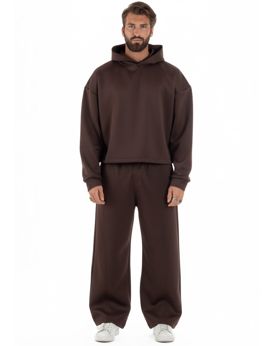 Vista frontale coordinato marrone felpa crop con cappuccio pantaloni baggy
