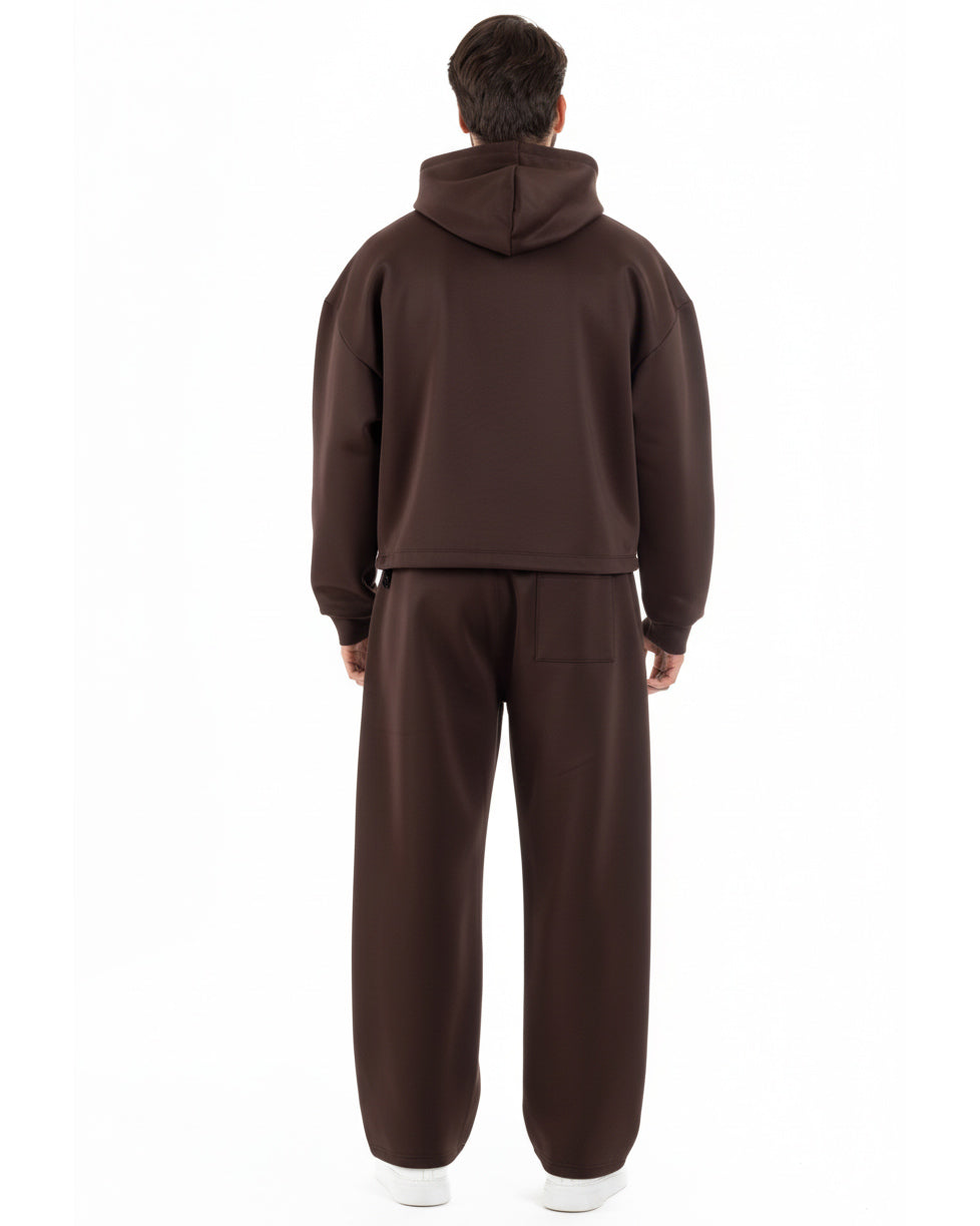 Dettaglio tessuto coordinato marrone felpa crop pantaloni baggy poliestere