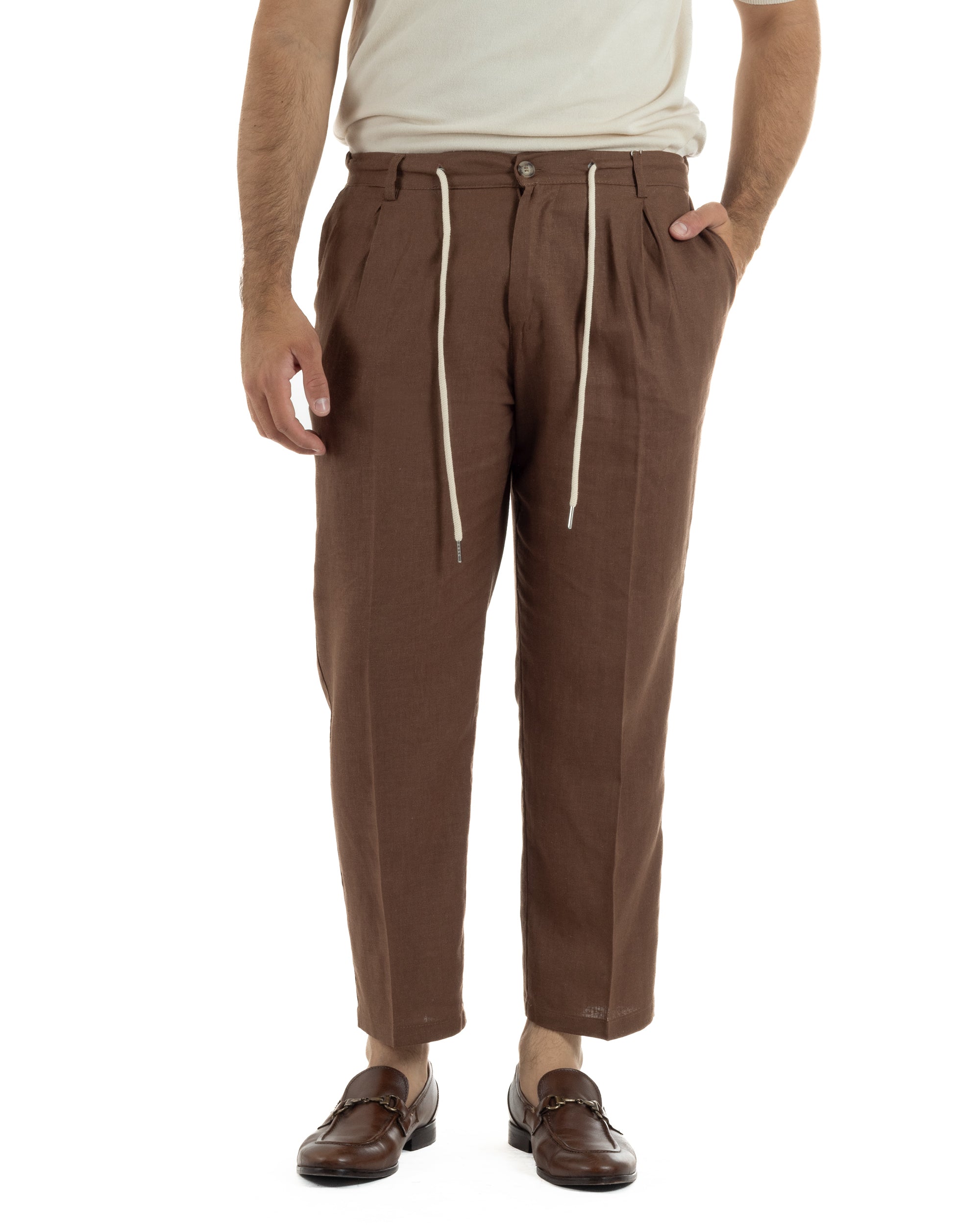 Dettaglio coulisse laccio vita pantaloni lino marrone uomo elastico retro regular fit estivo