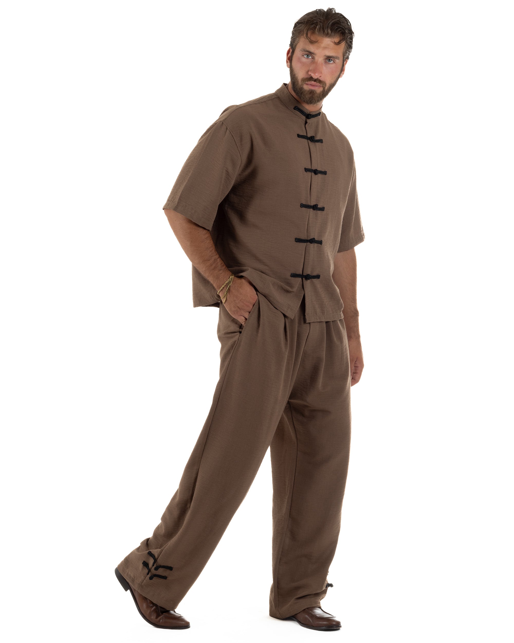 Coordinato uomo completo relaxed camicia coreana orientale pantaloni con coulisse marrone GIOSAL-OU2563A