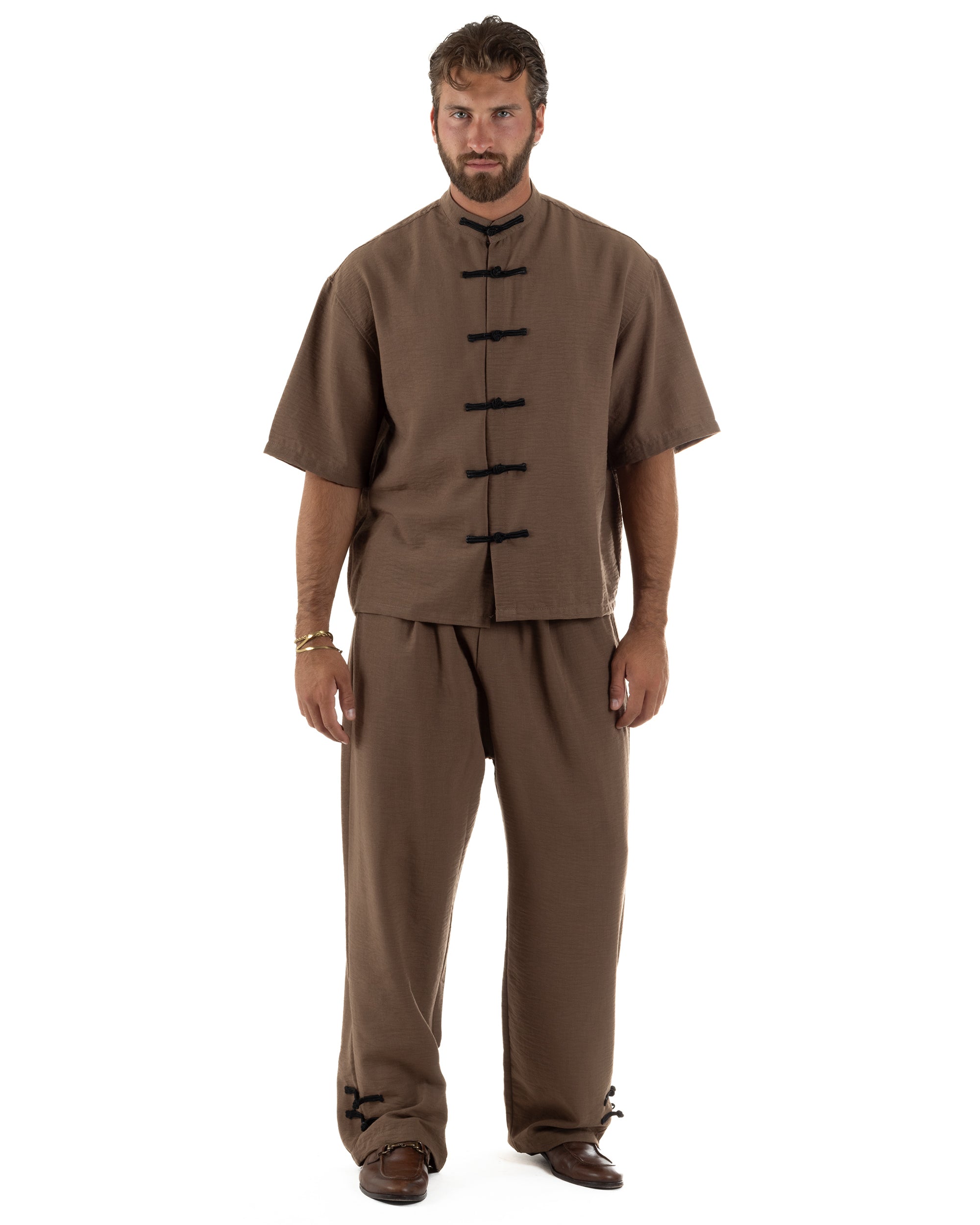 Coordinato uomo completo relaxed camicia coreana orientale pantaloni con coulisse marrone GIOSAL-OU2563A