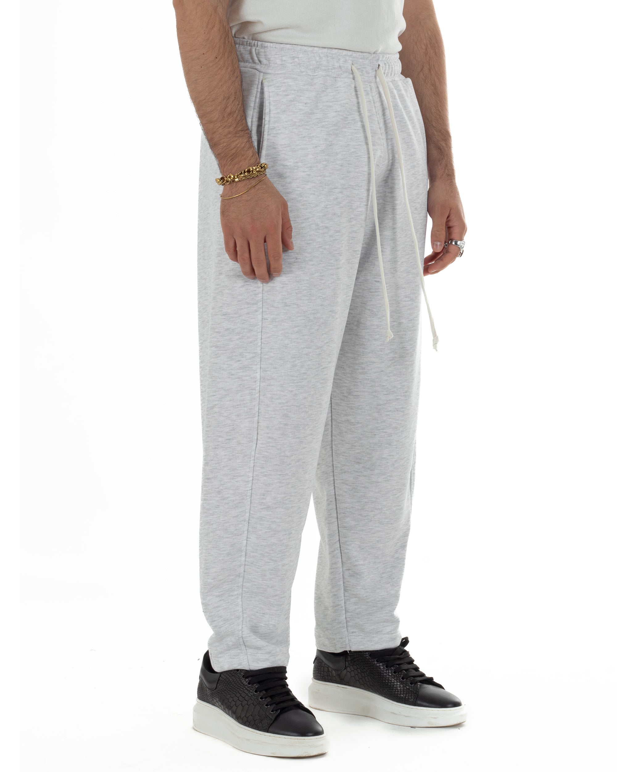 Vista laterale pantaloni uomo grigio balloon fit vestibilità ampia casual