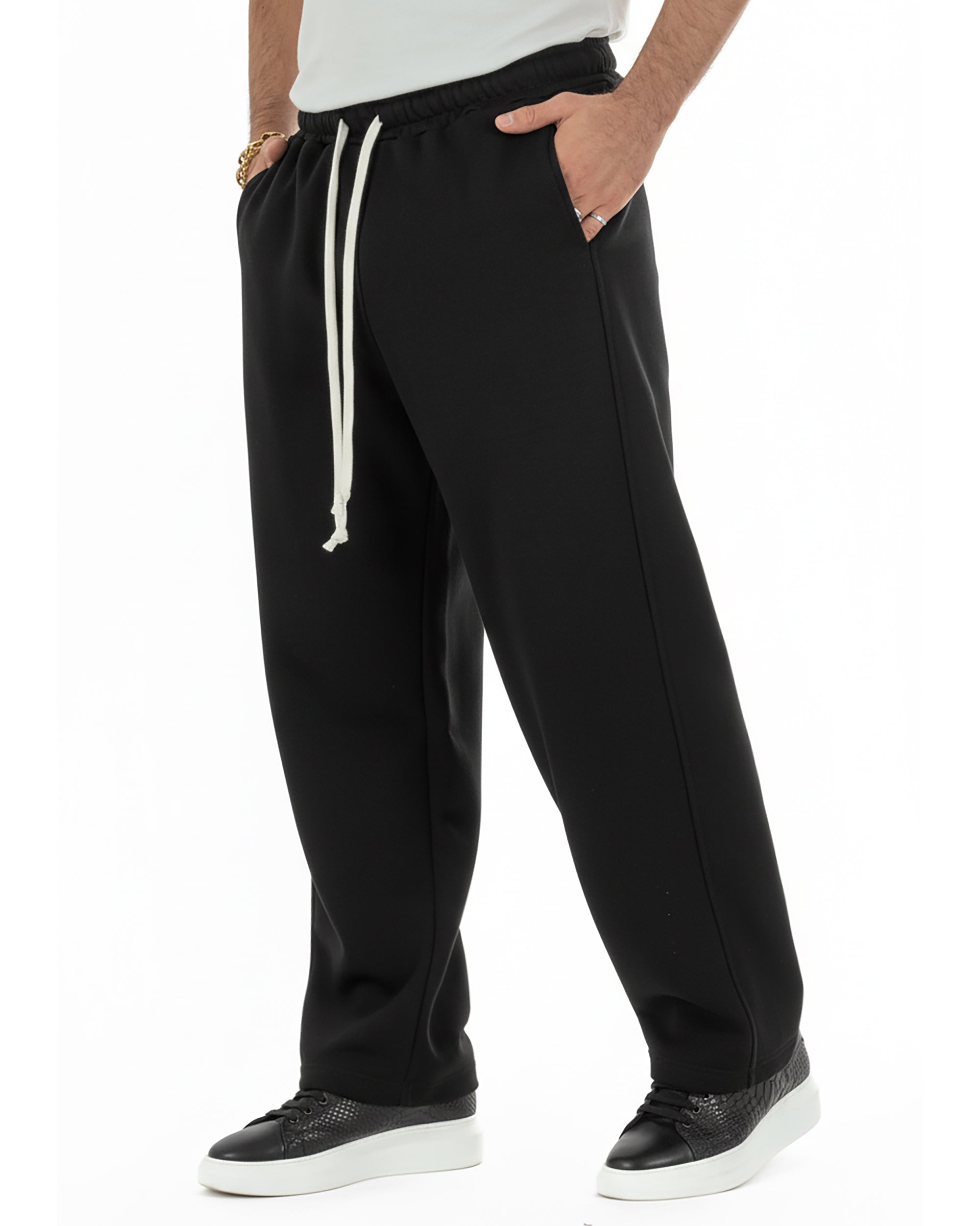 Vista laterale pantaloni uomo grigio balloon fit vestibilità ampia casual