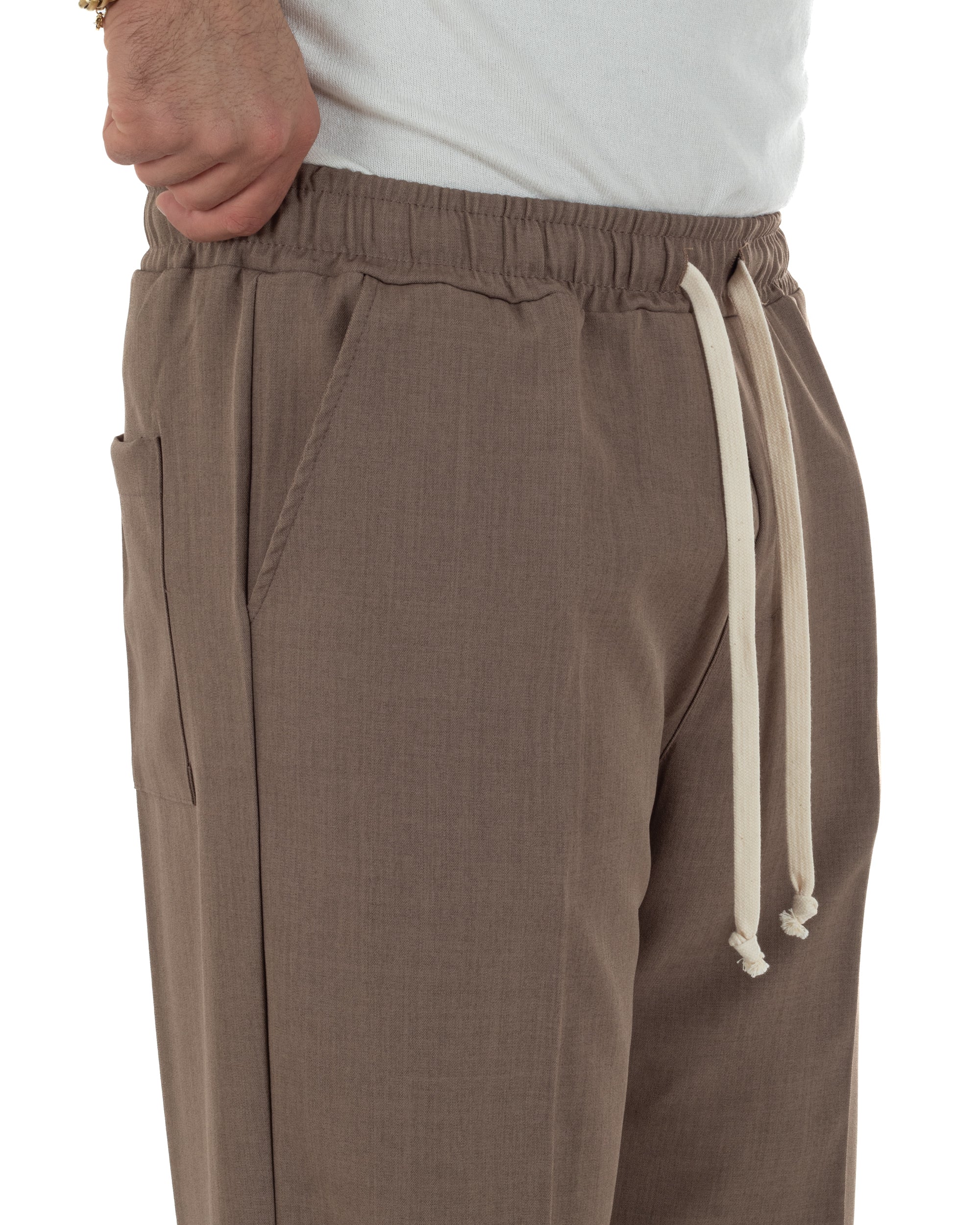 Dettaglio coulisse con laccio e elastico vita pantaloni marrone oversize