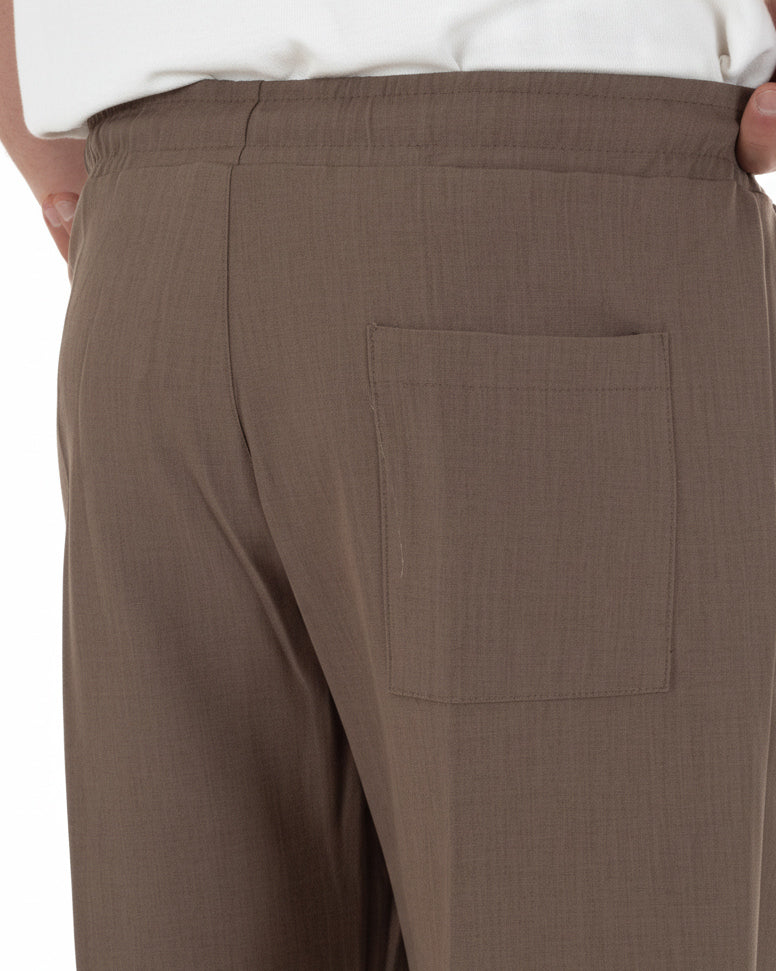 Dettaglio tasche america e risvolto al fondo pantaloni marrone viscosa