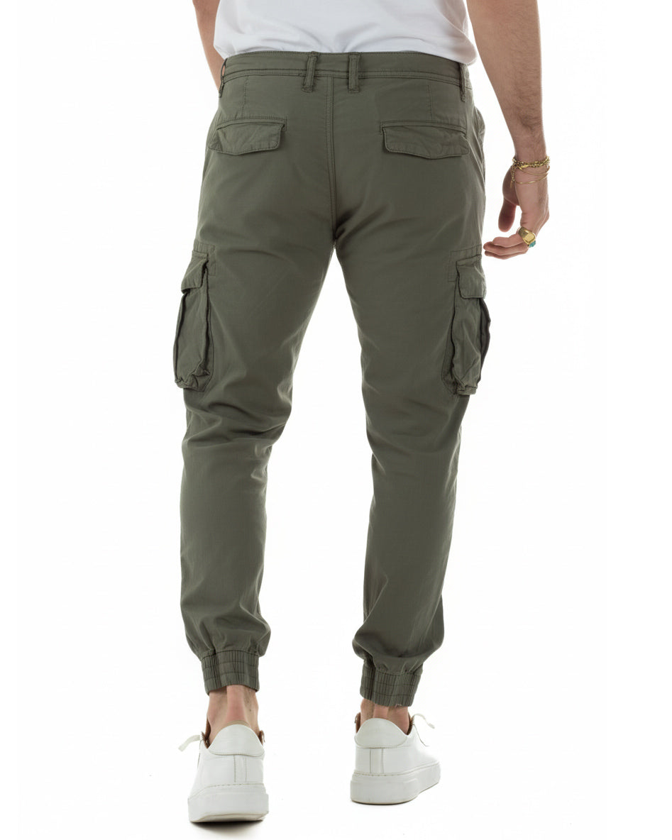 Vista posteriore pantaloni cargo uomo verde cotone vestibilità regolare