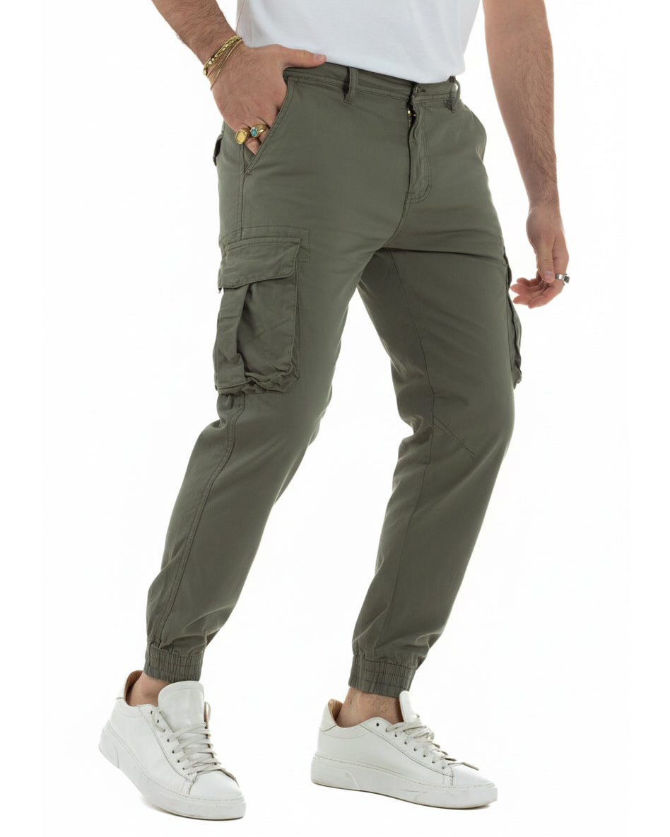 Vista laterale pantaloni uomo cargo verde cotone con tasche pratiche