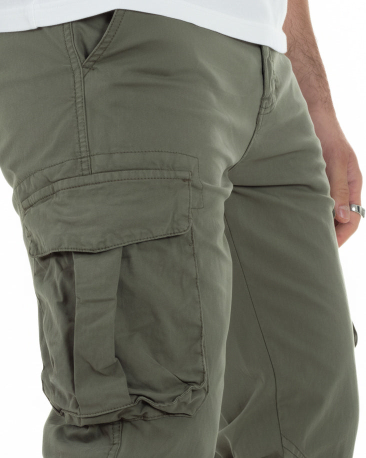  Dettaglio tasconi laterali pantaloni cargo verde cotone casual uomo