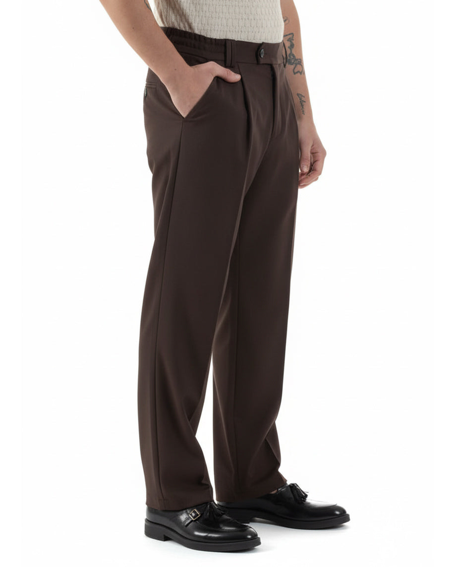 Vista laterale pantaloni uomo marrone baggy wide leg fondo ampio casual