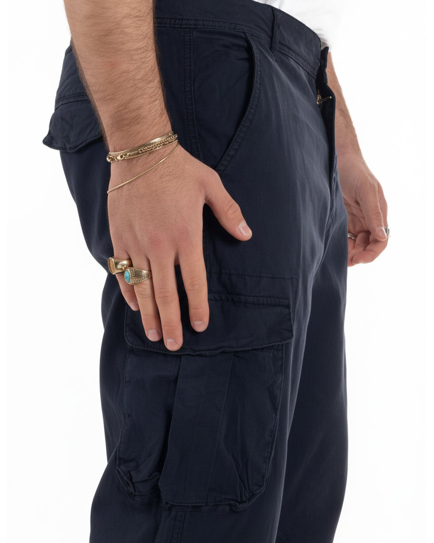 Dettaglio tasconi laterali pantaloni cargo blu cotone casual uomo