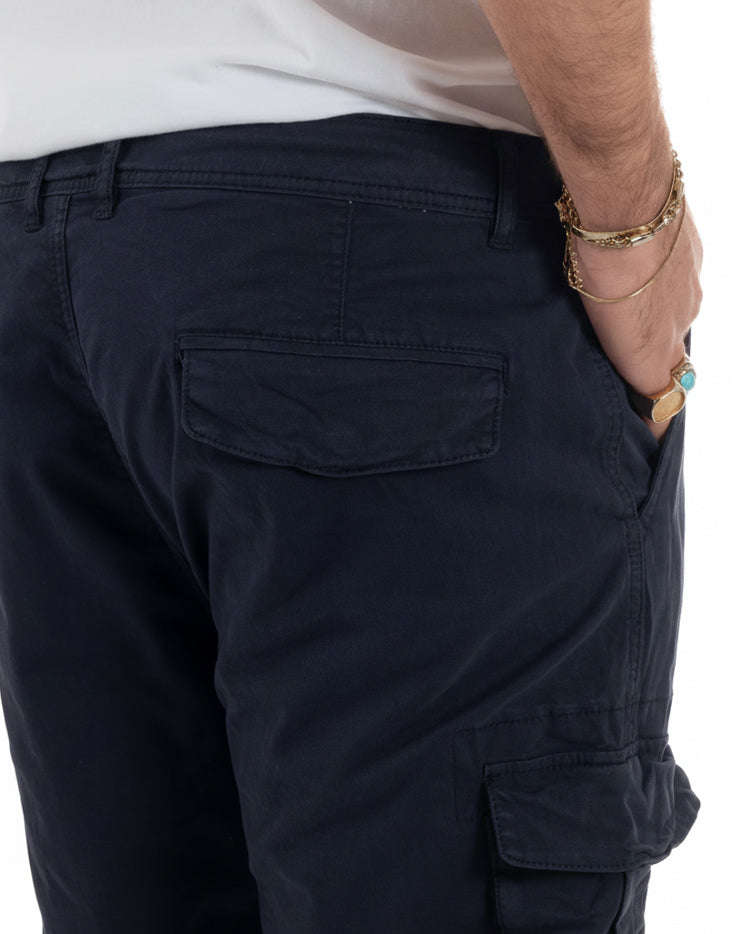 Dettaglio tessuto cotone elasticizzato pantaloni cargo blu uomo