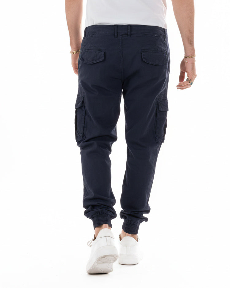Vista posteriore pantaloni cargo uomo blu cotone vestibilità regolare