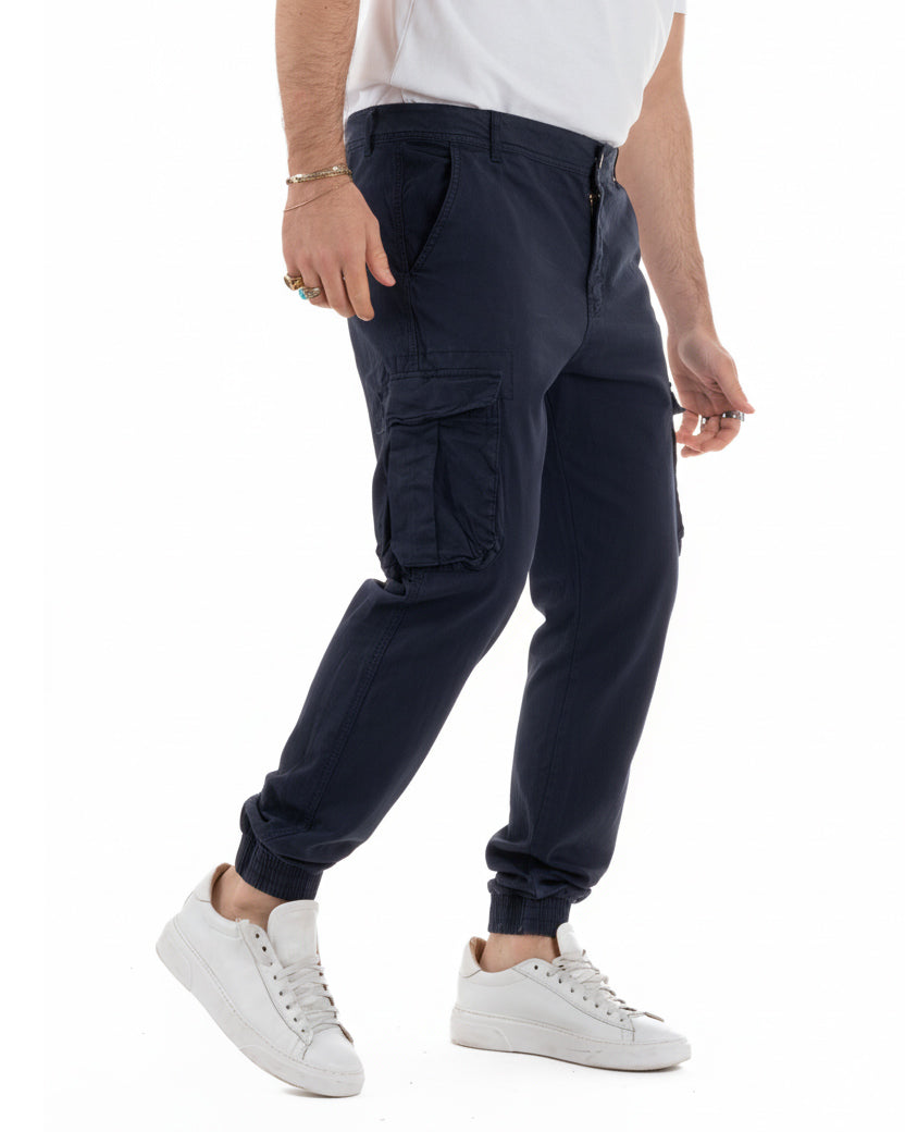 Vista laterale pantaloni uomo cargo blu cotone con tasche pratiche