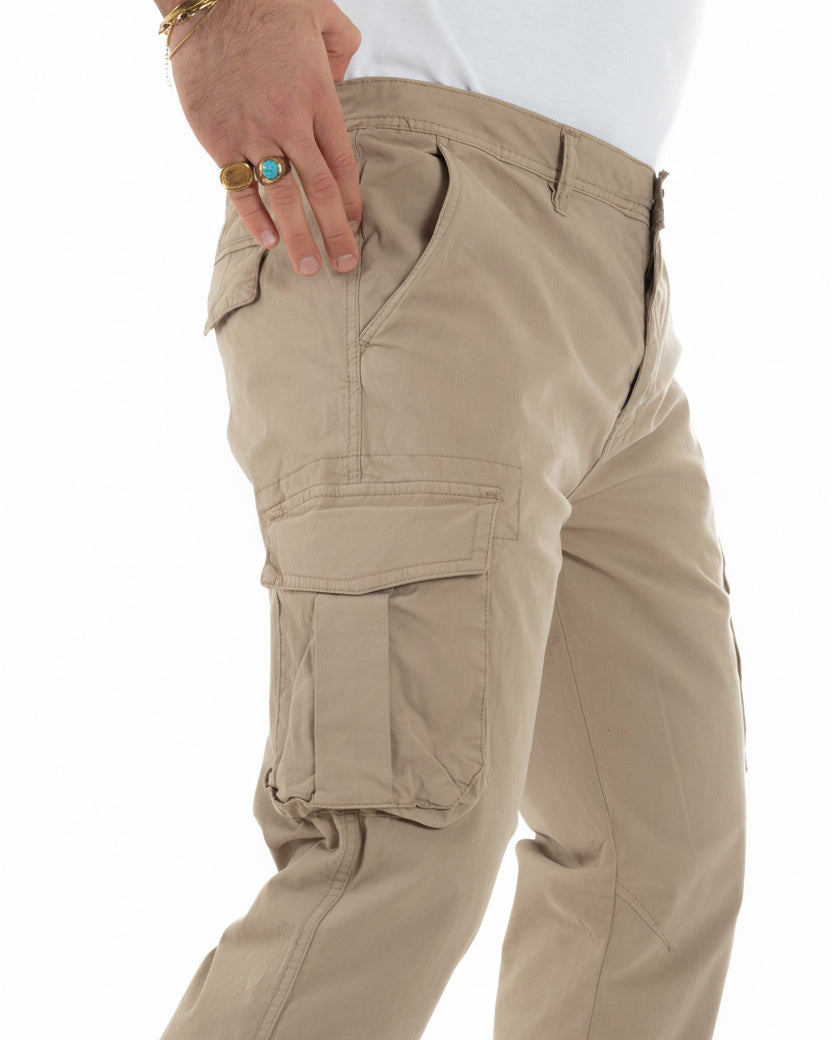 Dettaglio tasconi laterali pantaloni cargo beige cotone casual uomo